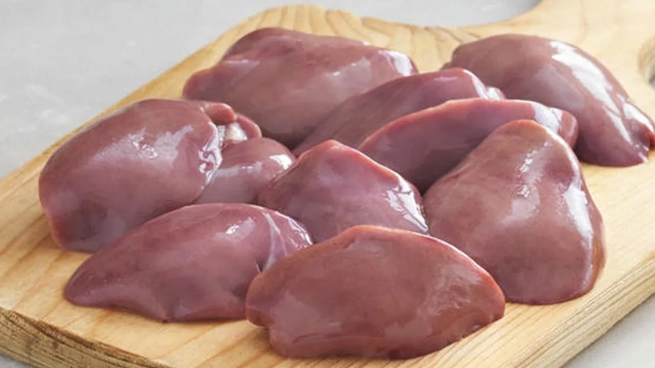 కావాల్సిన పదార్దాలు : పావు కిలో కోడి లివర్, 4 ఉల్లిపాయలు,  మూడు టమాటాలు,  నాలుగు పచ్చిమిర్చి, ఒక టేబుల్ స్పూన్ అల్లం వెల్లుల్లి పేస్ట్,  ఒకటిన్నర స్పూన్ కారం, అర టీ స్పూన్ పసుపు,  ఒక టేబుల్ ధనియాల పౌడర్,  అర టీ స్పూన్ గరం మసాలా పౌడర్,  రుచికి సరిపడా ఉప్పు, కరివేపాకు ఆకులు, అర కట్ట కొత్తిమీర, అర కప్పు నూనెను తీసుకోవాలి. 