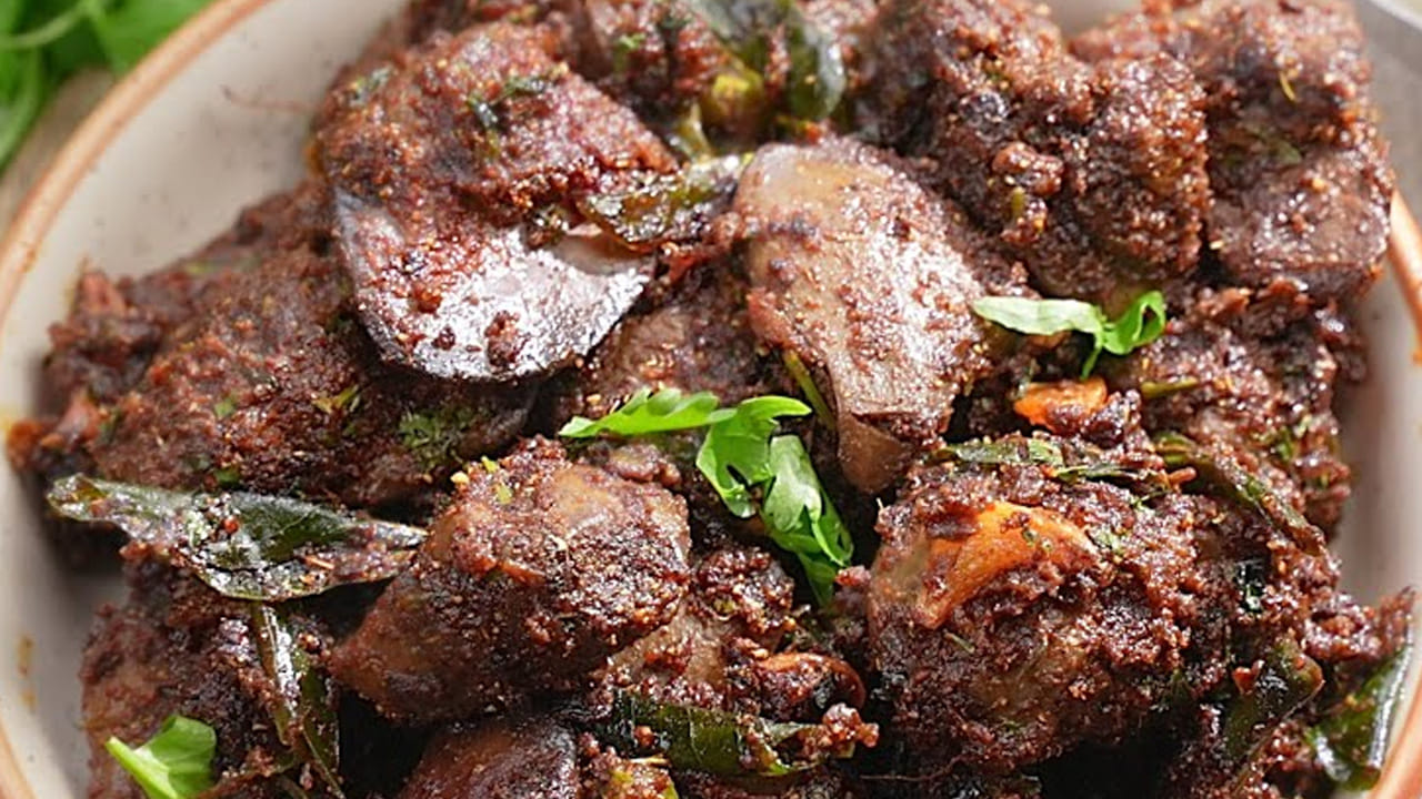 ఆ తర్వాత ఉల్లిపాయలు ముక్కలు వేసి వేసి గోల్డ్ రంగులోకి మారే వరకు బాగా వేయించాలి. ఇప్పుడు ఒక టేబుల్ స్పూన్ అల్లం వెల్లుల్లి, టమాటా ముక్కలు వేసి మెత్తగా అయ్యే వరకు  వాటిని బాగా ఉడికించాలి. 