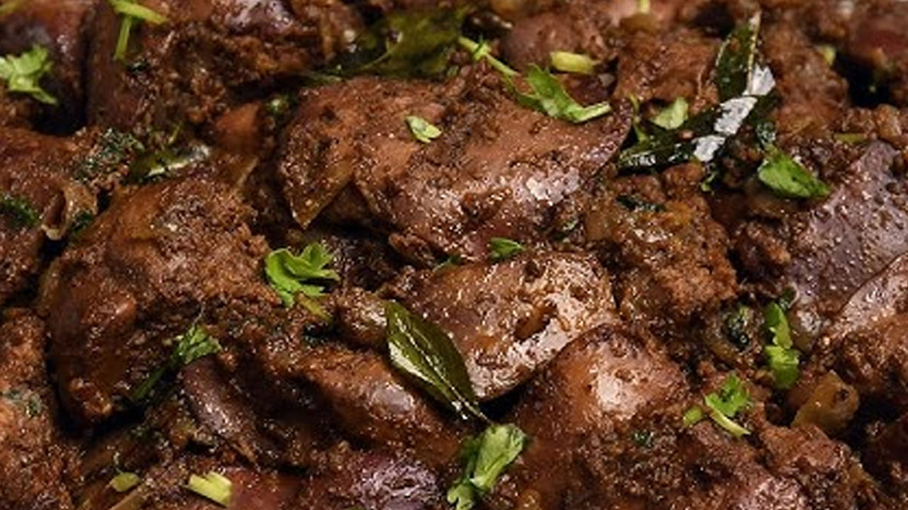 ఆ తర్వాత దానిలో కారం, అర టీ స్పూన్ పసుపు, ఒక టేబుల్ స్పూన్ ధనియాల పొడి, రుచికి సరిపడా ఉప్పు వేసి వాటిని బాగా కలపాలి. మీరు మసాలా పొడులు వేసేటప్పుడు కొంచం తగ్గించి వేసుకోవాలి.  
