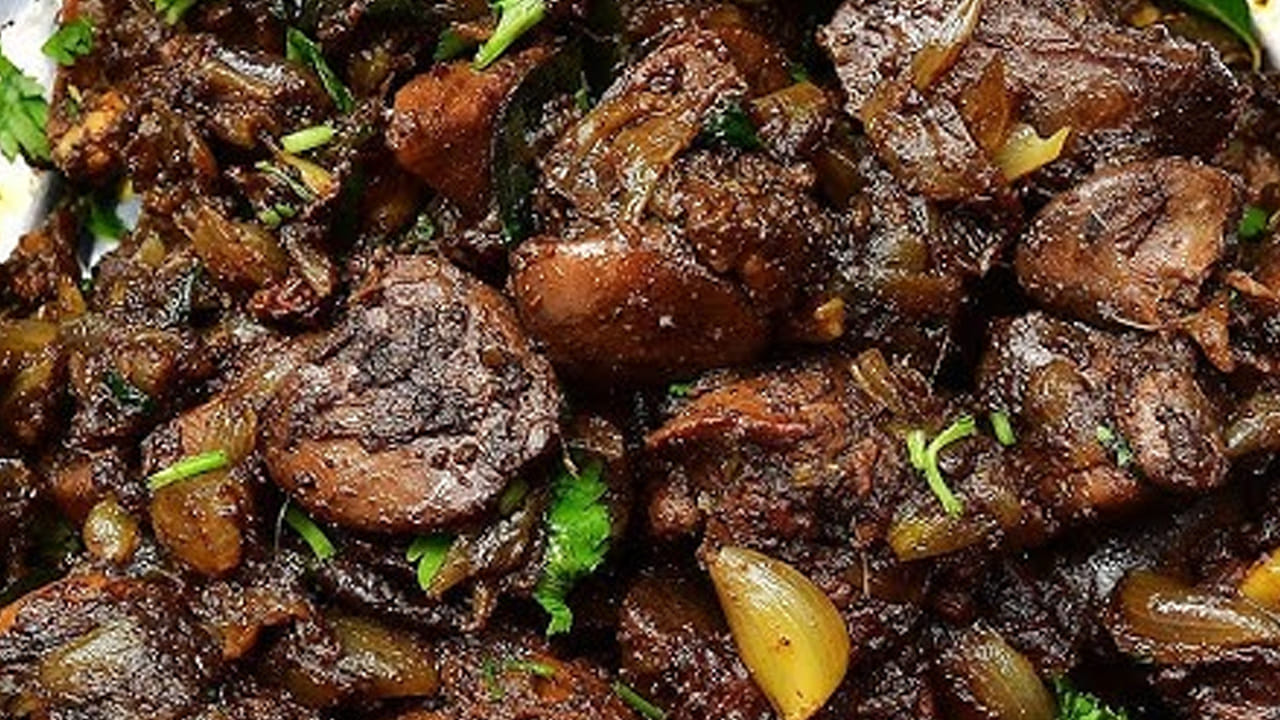 ముందుగా రెడీ చేసి పెట్టుకున్న కోడి లివర్ ముక్కలు వేసి కలిపి పది నిమిషాల పాటు బాగా ఉడికించాలి.  చివర్లో  గరం మసాలా పొడి ,  అర కట్ట కొత్తిమీర  వేసి స్టవ్ ఆఫ్ చేసి దించేయడమే. ఈ టేస్టీ కర్రీని వేడి వేడి అన్నం లేదా రోటీలతో తింటే రుచి అద్భుతంగా ఉంటుంది.