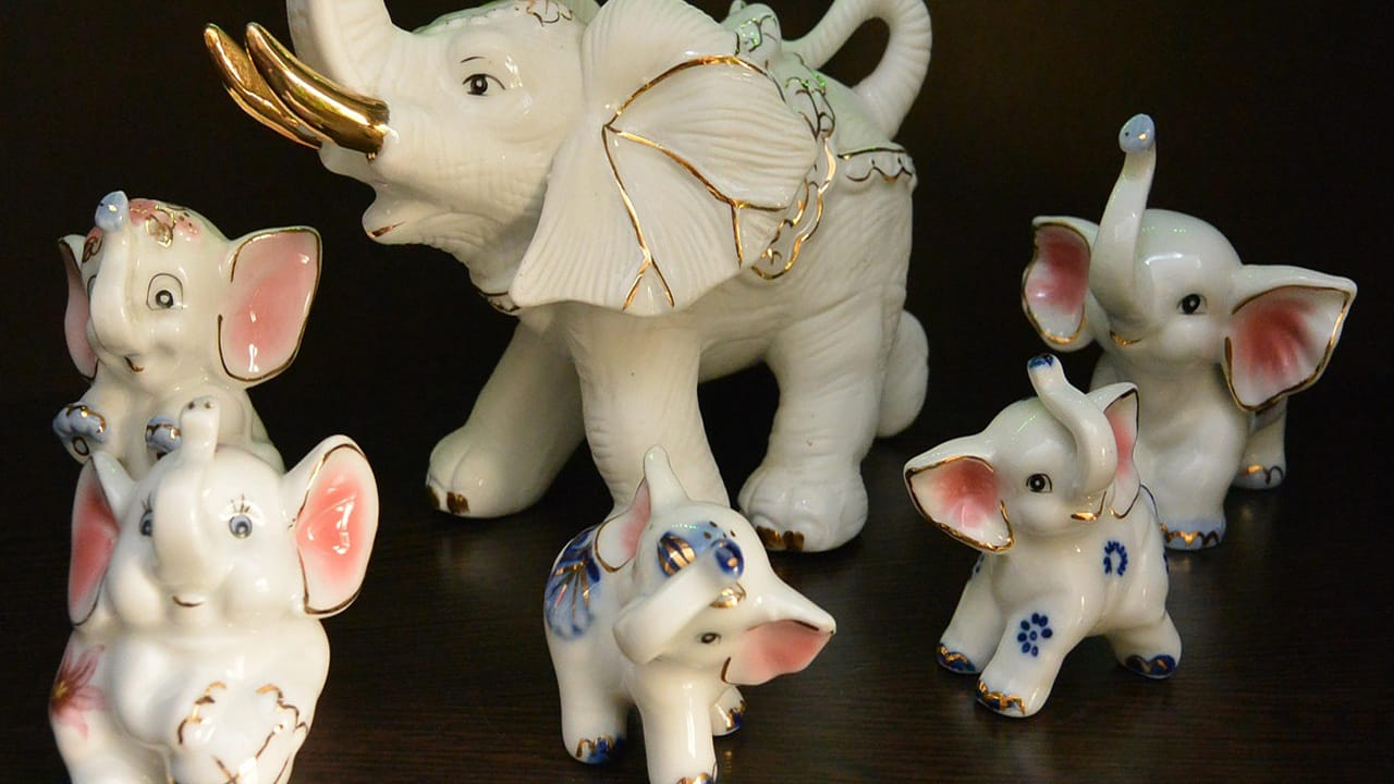 వాస్తు ప్రకారం ఈ ఏనుగు  ఇంట్లో  ఉంటే అన్ని రకాలుగా కలిసి వస్తుంది. ముఖ్యంగా సింహ ద్వారం వద్ద పెడితే రావాల్సిన డబ్బులు వస్తాయి. అలాగే, ధనం కూడా రెట్టింపు అవుతుంది. 
