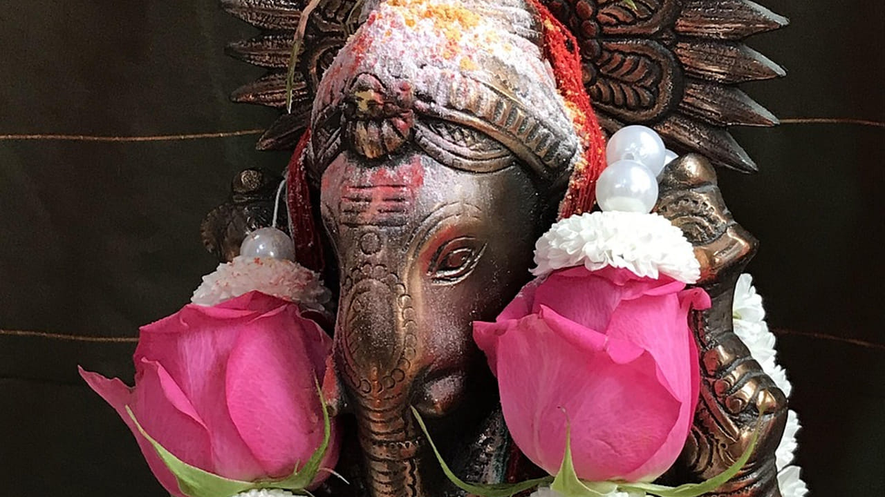 మనలో కొందరికి నర దిష్టితో పాటు నర ఘోష కూడా తగులుతుంది. ఇలాంటి వారు అస్సలు భయ పడాల్సిన అవసరం లేదు. చాలా మంది దీని కోసం వినాయకుడిని పెట్టుకుంటారు.