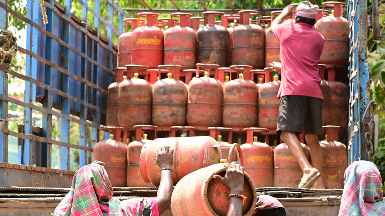 గ్యాస్‌ కొరత పుకార్లు.. ఏకంగా అక్కడి నుంచే LPG సిలిండర్ల ఎత్తుకెళ్లారు! ఎక్కడంటే..?
