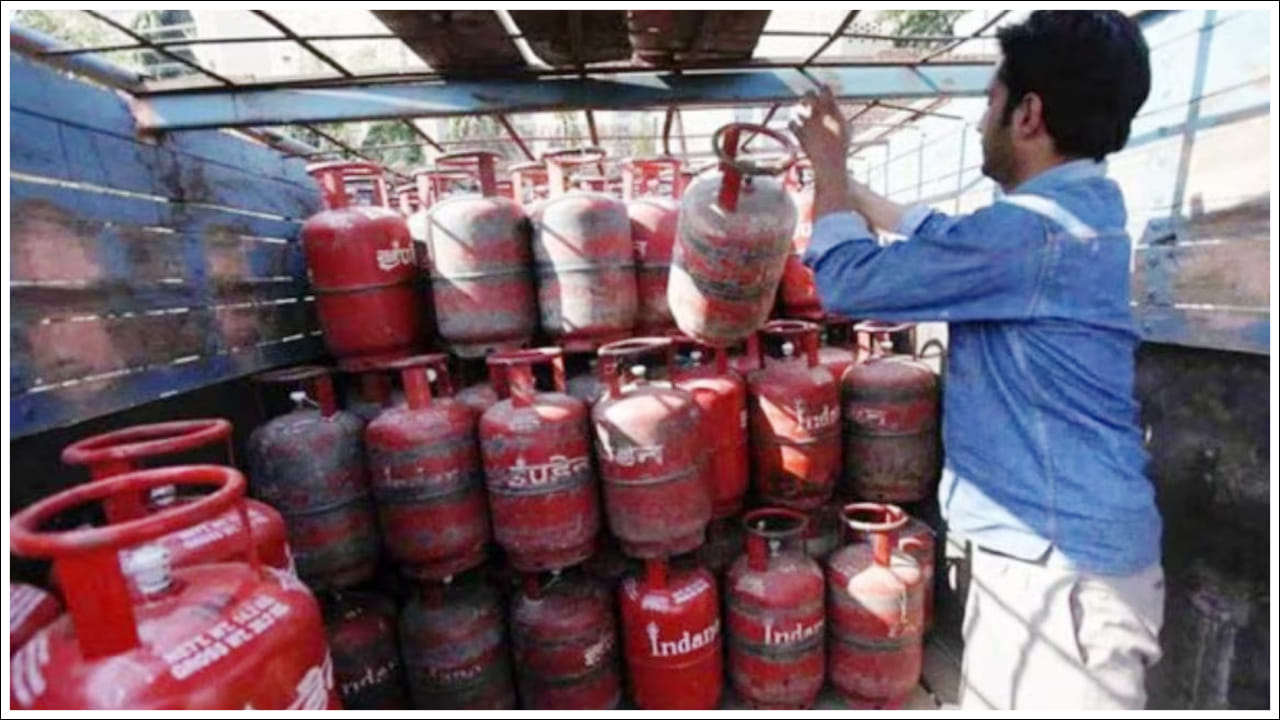  కారణాలు ఏమిటి?: అధికారిక సోర్సులైన BIS, PIB, లీగల్ మెట్రాలజీ వంటి వాటిలో ఈ ప్రశ్నకు సమాధానం లభిస్తుంది. ఈ రహస్యాన్ని మనం ఇప్పుడు తెలుసుకుందాం.. భారత దేశం అంతటా ఇళ్లలో వాడుకునే సిలిండర్‌లో గ్యాస్ 14.2 కేజీలే ఉంటుంది. ఇది కాకుండా ఇళ్లలోనే వాడుకునేందుకు 5 కేజీల సిలిండర్ కూడా ఉంటుంది. ఇది ఒకరు లేదా.. ఇద్దరు వ్యక్తులకు సరిపోతుంది. ఫ్యామిలీ కోసమైతే 14.2 కేజీల సిలిండరే సరైనది. ఆ మాత్రం అవసరం అవుతుంది. ఇంతకీ 14.2 కేజీల బరువుకి కారణం సేఫ్టీ, ఇంజనీరింగ్ లెక్కలే.