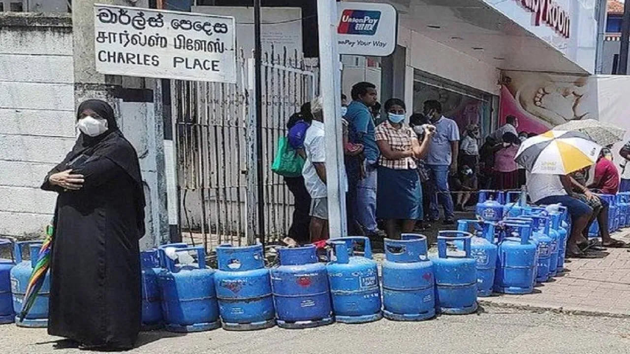 పాకిస్తాన్ పరిస్థితి చూస్తే అయ్యో అనాల్సిందే.. ఆ దేశంలో గ్యాస్ సిలిండర్ ధర తెలిస్తే నోరెళ్లబెడతారు..