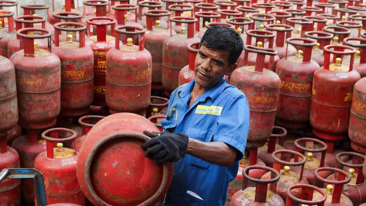 LPG Cylinder: ప్రస్తుతం ఎల్పీజీ కొరత కారణంగా వినియోగదారులు బారులు తీరుతున్నారు. అయితే ఎల్పీజీ సిలిండర్లో ఎప్పుడూ 14.2 కేజీల గ్యాస్ ఎందుకు ఉంటుంది? అని మీరెప్పుడైనా ఆలోచించారా? ఎల్పీజీ సిలిండర్లో 14 కేజీలు లేదా 15 కేజీల గ్యాస్ ఎందుకు ఉండదు? ఈ సంఖ్య కాస్త వింతగా అనిపిస్తుంది. కానీ ఎల్పీజీ సిలిండర్ ఎప్పుడూ 14.2 కేజీలు ఎందుకు ఉంటుందనే ప్రశ్నకు సమాధానం, ఆశ్చర్యాన్ని కలిగిస్తుంది. దీని వెనుక ఉన్న కారణాలు తెలుసుకుందాం..