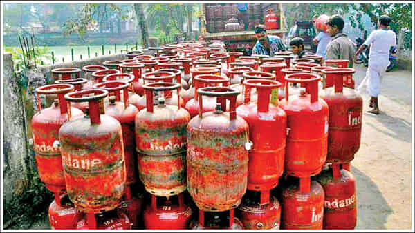 Gas Cylinder Prices: తెలుగు రాష్ట్రాల్లో డొమెస్టిక్, కమర్షియల్ గ్యాస్ సిలిండర్ ధర ఎంతో తెలుసా?