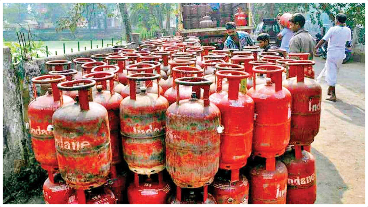LPG Booking Rules: గ్యాస్ వినియోగదారులకు చమురు సంస్థలు కీలక మార్పులు ప్రకటించాయి. ముఖ్యంగా ఒకటి కంటే ఎక్కువ సిలిండర్లు ఉన్న కుటుంబాలపై ఈ నిర్ణయం ప్రభావం చూపనుంది. హోర్ముజ్ జలసంధి (Strait of Hormuz) వద్ద నెలకొన్న ఉద్రిక్తతల కారణంగా సరఫరాపై ఒత్తిడి పెరగవచ్చని భావించి, ముందస్తు జాగ్రత్తగా ఈ నిబంధనలు అమలు చేస్తున్నారు.