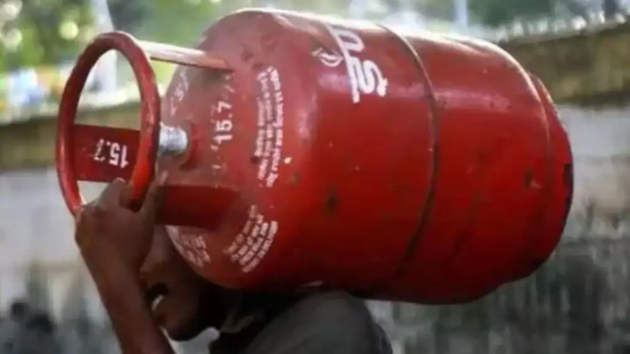  ఎవరికి ఎంత గ్యాప్? : అయితే కొత్త నియమాల ప్రకారం.. రెండు సిలిండర్లు ఉన్నవారు ఒకటి బుక్ చేసిన తర్వాత రెండో సిలిండర్ కోసం కనీసం 35 రోజులు వేచి ఉండాల్సి ఉంటుంది. అదే ఉజ్వల యోజన లబ్దిదారులకు ఈ గ్యాప్‌ను 45 రోజులకు పెంచారు. అలాగే ఒకే ఒక సిలిండర్ ఉన్నవారికి మాత్రం పాత విధానమే కొనసాగుతుంది. వారు 25 రోజుల తర్వాత మరోసారి బుక్ చేసుకోవచ్చు.