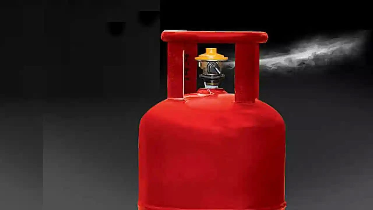 LPG Gas Safety Tips: ఇంట్లో గ్యాస్ సిలిండర్ ఉందంటే ఎంతో జాగ్రత్తగా ఉండాలి. ఎందుకంటే ఈ మధ్య కాలంలో అక్కడక్కడ గ్యాస్ సిలిండర్ పేలుడు, లీకేజీ లాంటి సంఘటనలు చూస్తూనే ఉన్నాము. ఈ గ్యాస్ సిలిండర్ లీకేజీ వల్ల పెద్ద ప్రమాదం సంభవించవచ్చు. అందుకే జాగ్రత్తలు చాలా అవసరమని నిపుణులు చెబుతున్నారు. అయితే గ్యాస్ సిలిండర్ లీకేజీ అనేగానే చాలా మందిలో భయం పుట్టుకొస్తుంది. ఆ సమమయంలో ఏం చేయలో అర్థం కాదు. పొరపాటున గ్యాస్ లీక్ అయ్యిందంటే ఎలాంటి కంగారు పడకుండా కొన్ని సేఫ్టి టిప్స్ పాటిస్తే ప్రమాదం ఉండదని చెబుతున్నారు నిపుణులు. మరి ఎవరైనా ఇంట్లో గ్యాస్ లీకేజీ అయ్యిందంటే ఎలాంటి చర్యలు చేపట్టాలో పూర్తి వివరాలు తెలుసుకుందాం..