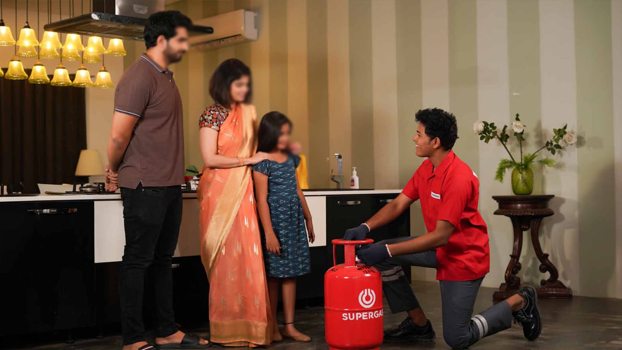  2. వంట చేసేటప్పుడు పాటించాల్సిన నియమాలు: గాలి వెలుతురు తప్పనిసరి. వంటగదిలో కిటికీలు తెరిచి ఉంచాలి. దీనివల్ల పొరపాటున గ్యాస్ లీక్ అయినా అది బయటకు వెళ్ళిపోతుంది. స్టౌ మీద పాలు లేదా ఇతర పదార్థాలు పెట్టి మర్చిపోవద్దు. స్టౌవ్‌ దగ్గరే ఉండండి. అవి పొంగి పొర్లి మంట ఆరిపోతే, గ్యాస్ లీక్ అయ్యే ప్రమాదం ఉంది. అలాగే వంట చేసేటప్పుడు సింథటిక్ లేదా నైలాన్ దుస్తులు ధరించవద్దు. కాటన్ దుస్తులు మాత్రమే ధరించడం సురక్షితమని నిపుణులు సూచిస్తున్నారు.