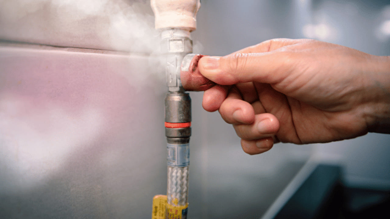  3. రాత్రి వేళల్లో, బయటకు వెళ్లేటప్పుడు: మీరు రాత్రి వేళల్లో, అలాగే బయటకు వెళ్లెటప్పుడు బయటకు వెళ్తున్నట్లయితే రెగ్యులేటర్ ఆఫ్ చేయండి. రాత్రి పడుకునే ముందు, ఇంటి నుండి బయటకు వెళ్లేటప్పుడు సిలిండర్ దగ్గర ఉన్న మెయిన్ రెగ్యులేటర్ నాబ్‌ను తప్పనిసరిగా ఆఫ్ చేయాలి. అలాగే ఖాళీ సిలిండర్లను కూడా రెగ్యులేటర్ క్యాప్ పెట్టి సురక్షితమైన, గాలి ఆడే ప్రదేశంలో ఉంచాలి.