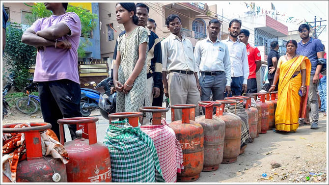 గ్యాస్‌ వినియోగదారులకు బ్యాడ్‌న్యూస్‌.. బుకింగ్‌ గడువు పెంపు..!