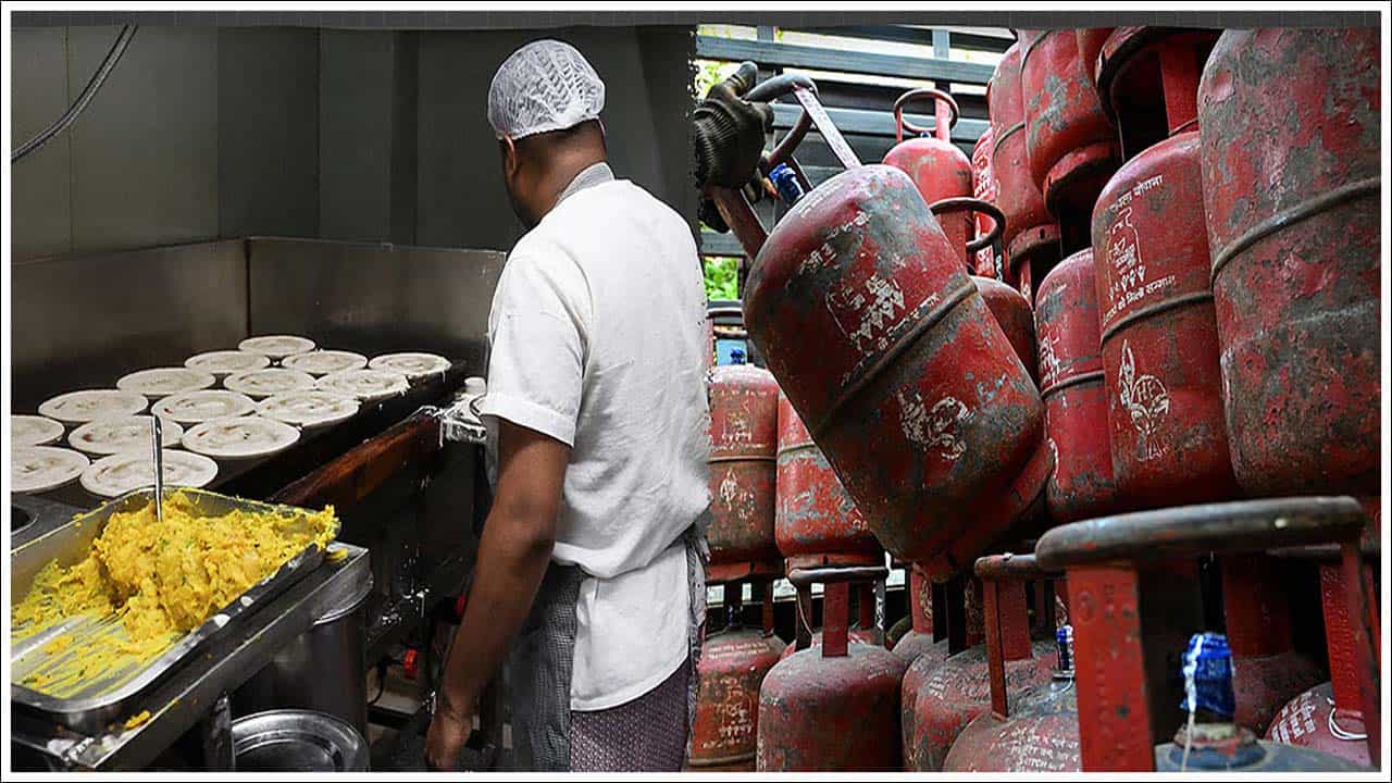 India Gas Crisis: దేశంలోని వివిధ ప్రాంతాల్లో గ్యాస్ సరఫరా విషయంలో భయాందోళనలు చెలరేగాయి. హోటళ్లు, రెస్టారెంట్లు మూతపడే దశలో ఉన్నాయి. గ్యాస్ ఏజెన్సీల వెలుపల ప్రజల పొడవైన క్యూలు మొదటగా కనిపించేది ఢిల్లీలోనే. గ్యాస్ సిలిండర్ సంక్షోభం చాలా తీవ్రంగా మారిందని చెబుతున్నారు.