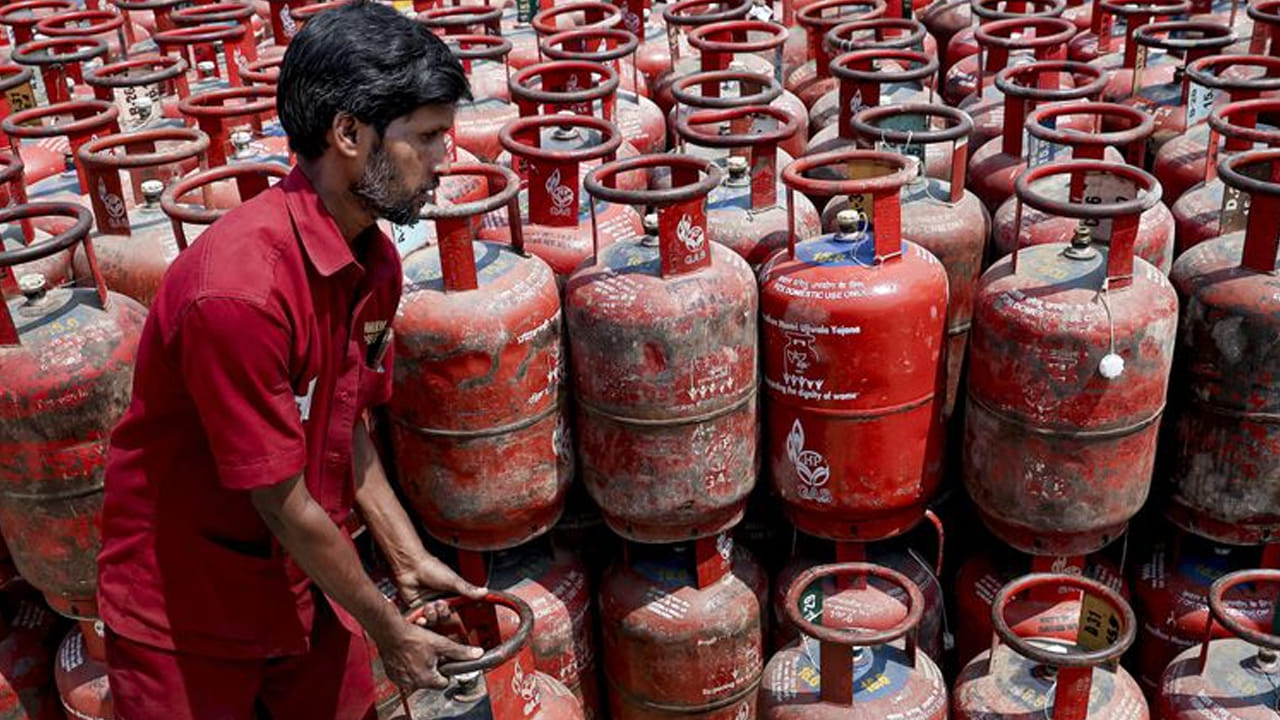 ఏ కస్టమర్లపై చర్యలు: ఇప్పుడు తొమ్మిది నెలలు లేదా అంతకంటే ఎక్కువ కాలంగా గ్యాస్ సిలిండర్ బుక్ చేసుకోని వినియోగదారులపై చర్యలు తీసుకుంటున్నారు. గ్యాస్ కంపెనీలు అటువంటి కనెక్షన్లను "సస్పెండెడ్" కేటగిరీలో ఉంచడం ప్రారంభించాయి. గ్యాస్ సబ్సిడీలు, పరిమిత వనరుల నుండి నిజమైన, చురుకైన వినియోగదారులు మాత్రమే ప్రయోజనం పొందేలా చూడటమే దీని ఉద్దేశ్యం. అంతేకాకుండా నకిలీ కనెక్షన్లను తొలగించేందుకు ఇలా చేస్తున్నట్లు చెబుతున్నారు.