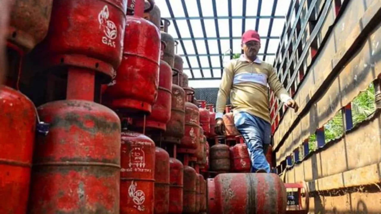  LPG Gas Connection: పెరుగుతున్న ప్రపంచ భౌగోళిక రాజకీయ ఉద్రిక్తతలు, గల్ఫ్ దేశాలలో కొనసాగుతున్న సంఘర్షణల ప్రభావాలు ఇప్పుడు సామాన్య ప్రజల వంటగదులకు చేరుతున్నాయి. ఎల్పీజీ సరఫరాలపై పెరిగిన ఒత్తిడి కారణంగా భారతదేశంలో కూడా గ్యాస్ లభ్యతపై నిఘాను పెంచారు. ఫలితంగా గ్యాస్ ఏజెన్సీలు నిబంధనలను కఠినతరం చేశాయి. ఇది నిష్క్రియ కనెక్షన్ హోల్డర్లపై నేరుగా ప్రభావం చూపవచ్చు.