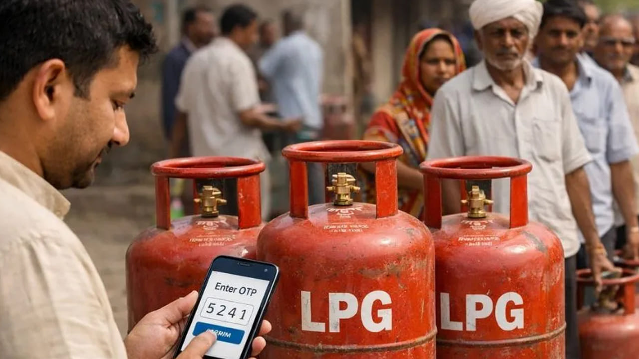 గ్యాస్ బుక్ చేసిన తర్వాత సిలిండర్ల కోసం ఆత్రుతగా వేచి చూస్తున్న వినియోగదారులు డెలివరీ బాయ్ అప్పారావు ట్రాప్ లో పడిపోయారు. ‘అమ్మగారు మీకు గ్యాస్ వచ్చిందండి.. మీ మొబైల్ కి వచ్చిన ఓటీపీ చెప్పండి.. ఈరోజే డెలివరీ చేసేస్తాను’ కాల్ చేశాడు కస్టమర్లకు డెలివరీ బాయ్ అప్పారావు. అప్పటికే సిలిండర్ల కోసం ఆత్రుతగా ఎదురుచూస్తున్న వినియోగదారులంతా.. కాల్ వచ్చిన వెంటనే  అప్పారావుకు ఓటిపిని చెప్పేశారు. గ్యాస్ డెలివరీ అవుతుందని వేచి చూస్తున్నరు కస్టమర్లు. ఎంతకీ గ్యాస్ డెలివరీ కాకపోవడంతో డెలివరీ బాయ్ కి కాల్ చేశారు. దీంతో డెలివరీ బాయ్ మొబైల్ స్విచ్ ఆఫ్. తీవ్ర ఆందోళన చెందిన వినియోగదారులు మణికంఠ గ్యాస్ ఏజెన్సీని సంప్రదించారు. వారం రోజులు క్రితమే గ్యాస్ డెలివరీ చేసినట్టు ఏజెన్సీ నిర్వాకులు కస్టమర్లకు సమాధానం చెప్పడంతో మరోసారి షాక్ అయ్యారు. అసలు విషయాన్ని చెప్పడంతో గ్యాస్ ఏజెన్సీ నిర్వాహకులు గాజువాక పోలీసులకు ఫిర్యాదు చేశారు.  రంగంలోకి దిగిన పోలీసులు దర్యాప్తు ప్రారంభించారు.