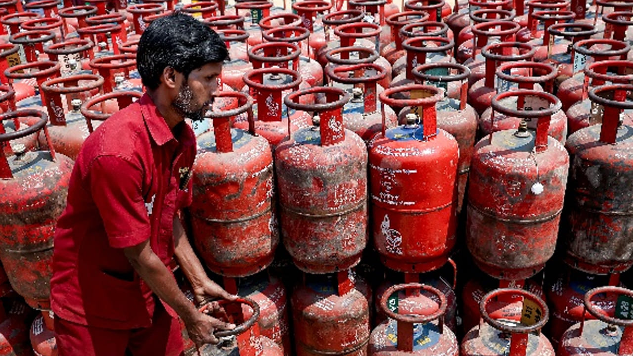  ప్రస్తుత ప్రపంచ పరిస్థితి ఉన్నప్పటికీ దేశంలో ఇంధనానికి లేదా నిత్యావసర వస్తువులకు కొరత లేదని ప్రభుత్వం కూడా పేర్కొంది. మంత్రిత్వ శాఖ ప్రకారం, భారతదేశంలో తగినంత చమురు, గ్యాస్ నిల్వలు ఉన్నాయి. రాబోయే 60 రోజులకు సరిపడా సరఫరాలు ఇప్పటికే సురక్షితంగా ఉంచింది ప్రభుత్వం. అంతేకాకుండా, భారతదేశం ఇప్పుడు 41కి పైగా దేశాల నుండి ముడి చమురును దిగుమతి చేసుకుంటోంది. ఇది హోర్ముజ్ జలసంధిలో ఏదైనా దిగ్బంధనం ప్రభావాన్ని గణనీయంగా తగ్గిస్తుంది. అయితే, ప్రభుత్వం నుండి ఈ హామీ ఉన్నప్పటికీ, భయాందోళనలతో కొనుగోళ్లు జరగడంతో గ్యాస్ ఏజెన్సీల వద్ద పొడవైన క్యూలు ఏర్పడ్డాయి.