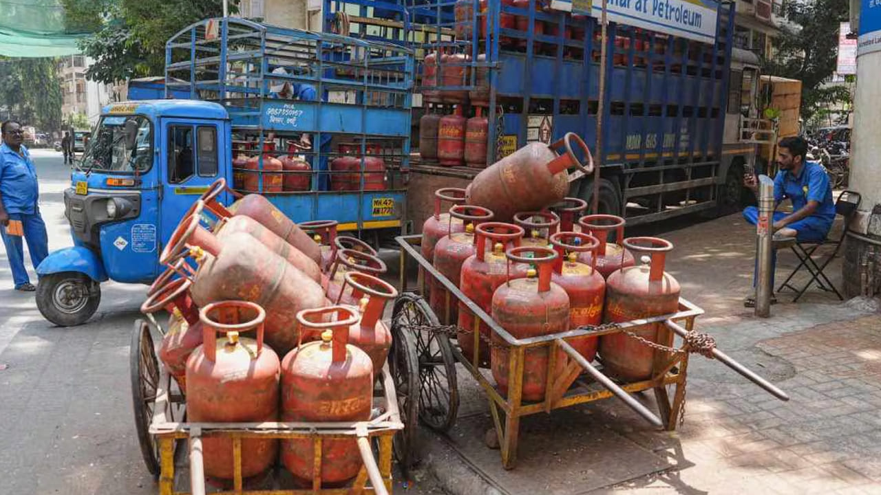  ఇదిలా ఉండగా, చమురు కంపెనీలు కూడా తమ సన్నాహాలను ముమ్మరం చేశాయి. పెట్రోల్, డీజిల్ కొరత లేకుండా చూసేందుకు పెట్రోల్ పంపు యజమానులు ఇప్పుడు మునుపటి కంటే ఎక్కువ రుణాలు పొందుతున్నారు. భారతదేశం పెట్రోలియం ఉత్పత్తులను కూడా ఎగుమతి చేస్తోందని, అందువల్ల ఈ సమయంలో "జాతీయ ఇంధన అత్యవసర పరిస్థితి" అవసరం లేదని ప్రభుత్వం చెబుతోంది. ఇప్పుడు అతిపెద్ద ప్రశ్న ఏమిటంటే.. సాధారణంగా ప్రతి నెల 1వ తేదీన గ్యాస్‌ ధలు మారుతుంటాయి. ఏప్రిల్ 1వ తేదీ నుంచి ఎల్పీజీ సిలిండర్ల ధరలు పెరుగుతాయా, లేక కొంత ఉపశమనం ఉంటుందా?