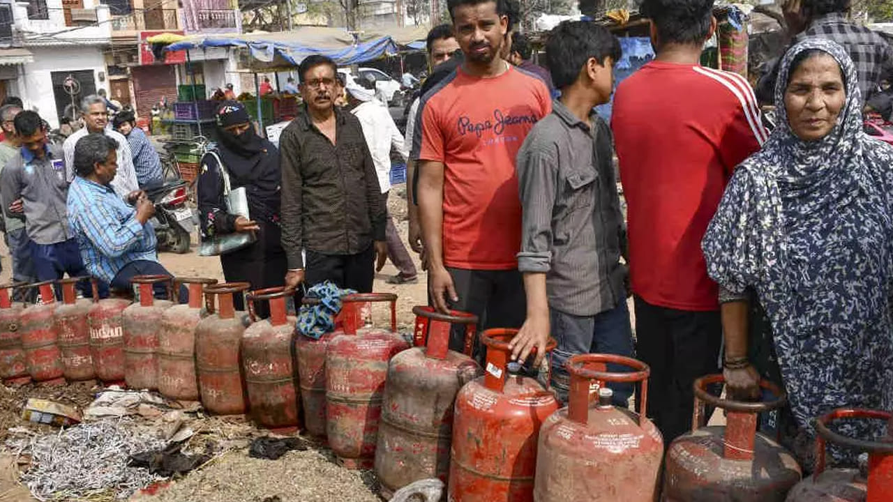  ధరల మార్పుల అవకాశం: ఆయిల్ మార్కెటింగ్ కంపెనీలు (OMCలు) ప్రతి నెలా ఒకటో తేదీన గ్యాస్ ధరలను సమీక్షిస్తాయి. మధ్యప్రాచ్యంలో కొనసాగుతున్న ఉద్రిక్తతలు, ప్రపంచ చమురు సంక్షోభం నేపథ్యంలో ముడి చమురు, గ్యాస్ ధరలు అధికంగానే ఉన్నాయి. తత్ఫలితంగా, ఏప్రిల్ 1వ తేదీ నుంచి ధరల పెరుగుదల ఉంటుందని అంచనా వేస్తున్నారు.