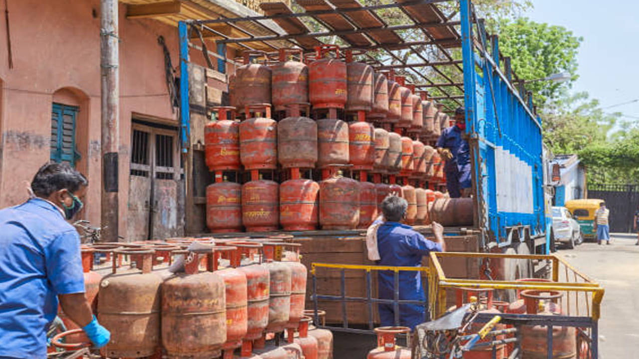  2026 మార్చిలో గృహ వినియోగ సిలిండర్ల ధరలు రూ.60 పెరిగాయి. ప్రస్తుతం వాటి ధర సుమారు రూ.965, ఉండగా, అదే సమయంలో మార్చిలో వాణిజ్య సిలిండర్ల ధరలు రూ.2105 ఉంది. అయితే ఈ ధరల్లో ప్రాంతాలను బట్టి తేడా ఉండవచ్చని గుర్తించకోండి. వచ్చే నెలలో ధరలు తగ్గుతాయా లేదా పెరుగుతాయా అనేది అంతర్జాతీయ ఇంధన మార్కెట్ పరిస్థితులపై ఆధారపడి ఉంటుంది. ఏప్రిల్ 1వ తేదీ నుంచి ఎల్‌పిజితో పాటు, సిఎన్‌జి మరియు పిఎన్‌జి ధరలు కూడా మారే అవకాశం ఉంది.