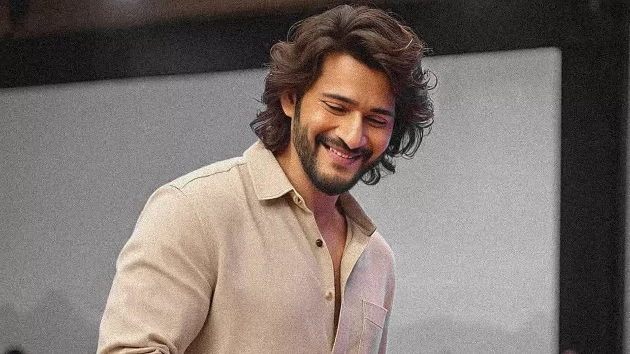 అతడు వంటి కల్ట్ క్లాసిక్ తర్వాత త్రివిక్రమ్ మీద ఉన్న నమ్మకంతో పాటు, పవన్ కళ్యాణ్‌తో ఉన్న స్నేహం కారణంగా వాయిస్ ఓవర్ ఇవ్వమని అడగ్గానే మహేష్ బాబు ఒప్పుకున్నారు. కేవలం ఒప్పుకోవడమే కాదు, ఆ పని చేసినందుకు ఒక్క రూపాయి కూడా రెమ్యూనరేషన్ తీసుకోకుండా తన ఉదారతను చాటుకున్నారు. 