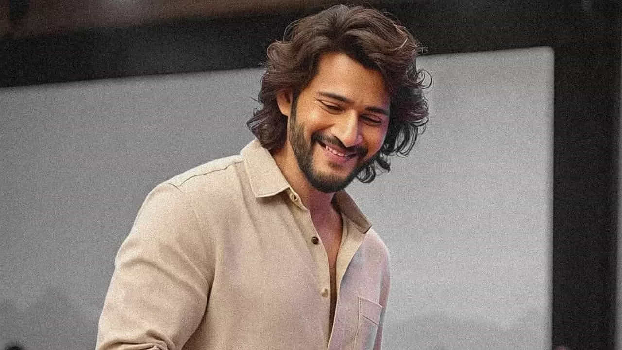 అతడు వంటి కల్ట్ క్లాసిక్ తర్వాత త్రివిక్రమ్ మీద ఉన్న నమ్మకంతో పాటు, పవన్ కళ్యాణ్తో ఉన్న స్నేహం కారణంగా వాయిస్ ఓవర్ ఇవ్వమని అడగ్గానే మహేష్ బాబు ఒప్పుకున్నారు. కేవలం ఒప్పుకోవడమే కాదు, ఆ పని చేసినందుకు ఒక్క రూపాయి కూడా రెమ్యూనరేషన్ తీసుకోకుండా తన ఉదారతను చాటుకున్నారు.