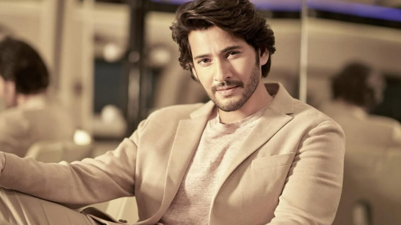 ఈ సినిమాలో పవన్ కళ్యాణ్ అలియాస్ సంజయ్ సాహు ఎంట్రీ ఇవ్వకముందే, మహేష్ బాబు గొంతు వినిపిస్తుంది. ఈ సినిమాకి మహేష్ బాబు వాయిస్ ఓవర్ ఇవ్వడం అప్పట్లో ఒక పెద్ద సంచలనం. ఆ సమయంలో పవన్ కళ్యాణ్ వరుసగా ఐదు ఫ్లాప్‌లతో ఇబ్బందుల్లో ఉన్నారు. కచ్చితంగా హిట్ కొట్టాల్సిన సమయంలో త్రివిక్రమ్ శ్రీనివాస్ ఈ కథను సిద్ధం చేశారు.