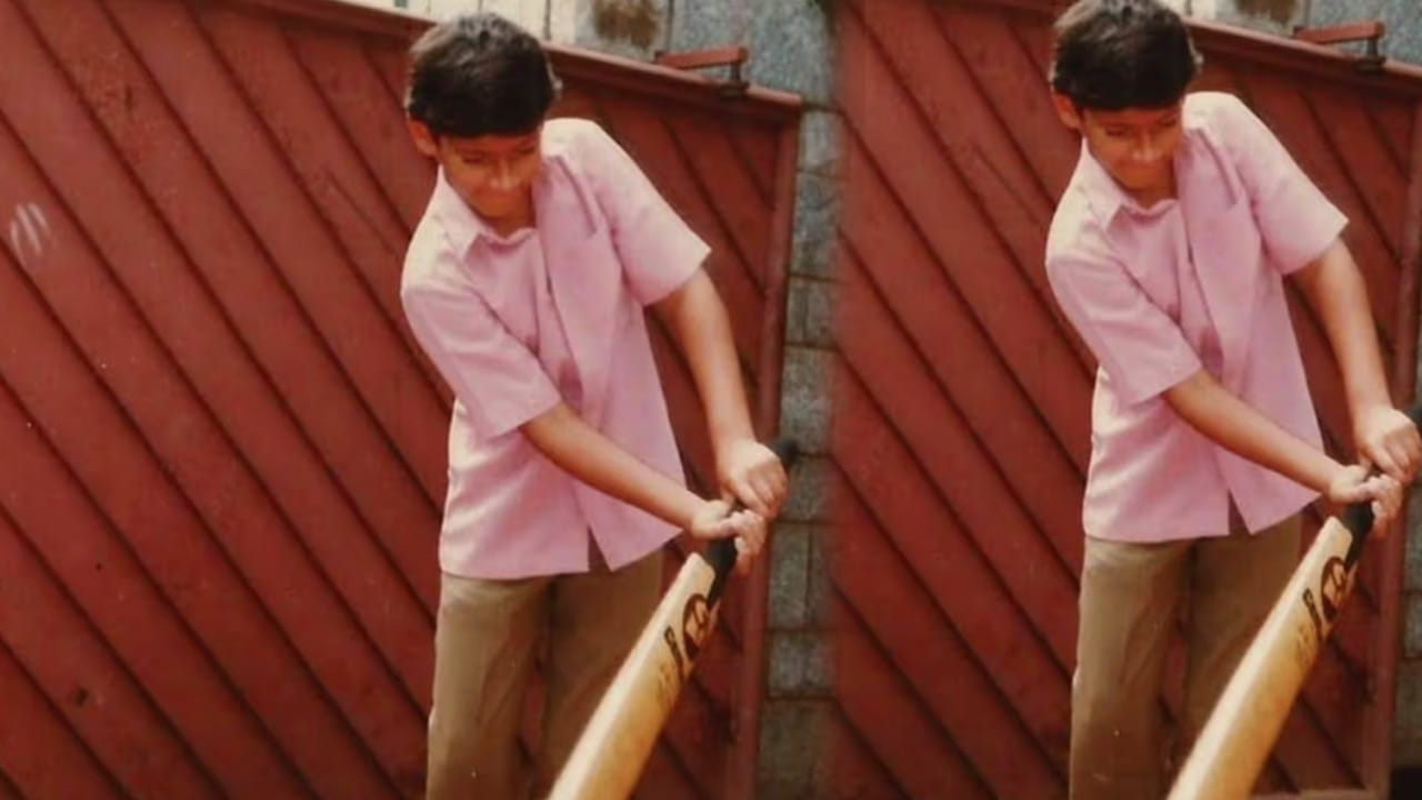 స్టార్ హీరోలకు సంబంధించిన చిన్ననాటి ఫొటోలు ప్రతి ఒక్కరినీ ఆకట్టుకుంటాయి. అంతే కాకుండా చాలా మంది తమ అభిమాన హీరో ఫొటోలు చూడటానికి ఎక్కువ ఇంట్రస్ట్ చూపుతారు. అయితే నెట్టింట్లో వైరల్ అవుతున్న ఓ ఫొటో ఇప్పుడు ప్రతి ఒక్కరినీ ఆకట్టుకుంటుంది. చేతిలో బ్యాట్, సింపుల్ లుక్‌లో ఉన్న ఈ హీరో ఎవరో గుర్తు పట్టారా? అంటూ కొందరు ఫొటోలను వైరల్ చేస్తున్నారు ఇంతకీ ఆ హీరో ఎవరు అంటే?