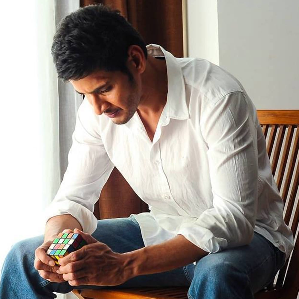 కానీ ఆ వెర్షన్ కాదని మేము కథను మార్చి తీశాం.. ఆ వెర్షన్ ఎంపిక చేసుకోకపోవడానికి కారణం, హీరోకు సమస్య లేకపోతే ఎమోషన్స్ తగ్గుతాయని అనుకున్నాం. అయితే, ఈ మైండ్ గేమ్ వెర్షన్ ఎంపిక చేసుకొని ఉంటే హీరోయిజం చాలా బలంగా పెరిగి ఉండేదని సుకుమార్ అభిప్రాయపడ్డారు. కనీసం రెండు అదనపు సన్నివేశాలను చిత్రీకరించి, ఎడిటింగ్ టేబుల్‌పై రెండు వెర్షన్‌లను పోల్చి చూసే అవకాశం తనకు లభించి ఉంటే బాగుండేదని అలా చేసి ఉంటే సినిమా సూపర్ హిట్ అయ్యుండేది అని సుకుమార్ అన్నారు.