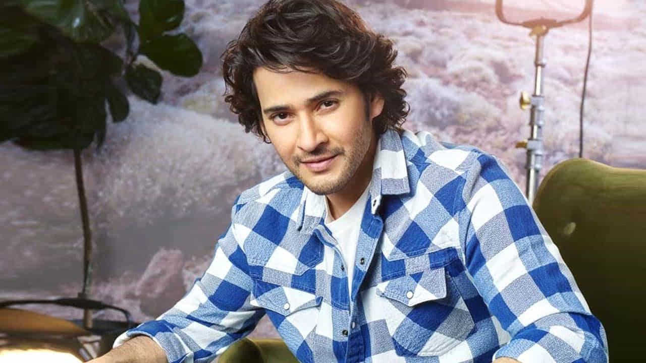 పవన్ కల్యాణ్ సినీ కెరీర్లో ఐదు ఫ్లాప్ల తర్వాత వచ్చిన "జల్సా" సినిమాకు మహేష్ బాబు వాయిస్ ఓవర్ ఇచ్చారు. త్రివిక్రమ్ శ్రీనివాస్ దర్శకత్వంలో వచ్చిన ఈ సినిమాకు ఒక్క రూపాయి కూడా రెమ్యునరేషన్ తీసుకోకుండా తన స్నేహాన్ని చాటుకున్నారు మహేష్ బాబు.