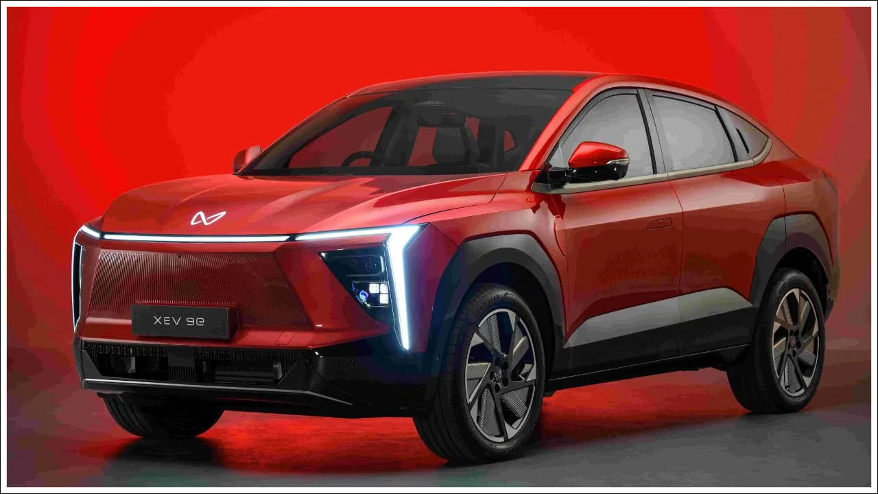 Mahindra Electric Cars: మహీంద్రా తన ఎలక్ట్రిక్ కార్ల శ్రేణిపై ఈ నెలలో రూ.4 లక్షల వరకు గణనీయమైన తగ్గింపులను అందిస్తోంది. ఈ శ్రేణిలో మహీంద్రా XEV 9e, మహీంద్రా BE 6, మహీంద్రా XUV400 EL Pro వంటి మోడళ్లు ఉన్నాయి. కంపెనీ తన ఎలక్ట్రిక్ పోర్ట్‌ఫోలియోకు మహీంద్రా XEV 9S, మహీంద్రా XUV 3XO EV లను కూడా జోడించింది. అలాగే భవిష్యత్తులో మరిన్ని ఎలక్ట్రిక్ వాహనాలను పరిచయం చేయాలని యోచిస్తోంది. ఈ నెలలో అత్యధిక తగ్గింపులను పొందుతున్న ఈ మూడు కార్లపై ఎంత తగ్గింపు అందుబాటులో ఉందో తెలుసుకుందాం.