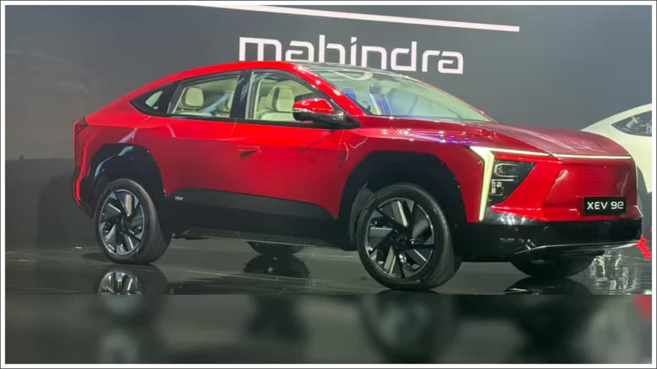 మహీంద్రా XUV400 EL ప్రోపై రూ.4 లక్షల వరకు అత్యధిక తగ్గింపు లభిస్తోంది. ఇది 34.5 kWh, 39.4 kWh అనే రెండు బ్యాటరీ ఆప్షన్లతో వస్తుంది. ఇవి వరుసగా 359 కి.మీ, 456 కి.మీ రేంజ్ను అందిస్తాయి. ఈ రెండు వేరియంట్లు ఒకే ఎలక్ట్రిక్ మోటార్తో పనిచేస్తాయి. ఇది 147.5 bhp, 310 Nm టార్క్ను ఉత్పత్తి చేస్తుంది. దీని ప్రారంభ ఎక్స్-షోరూమ్ ధర రూ.17.49 లక్షలు.