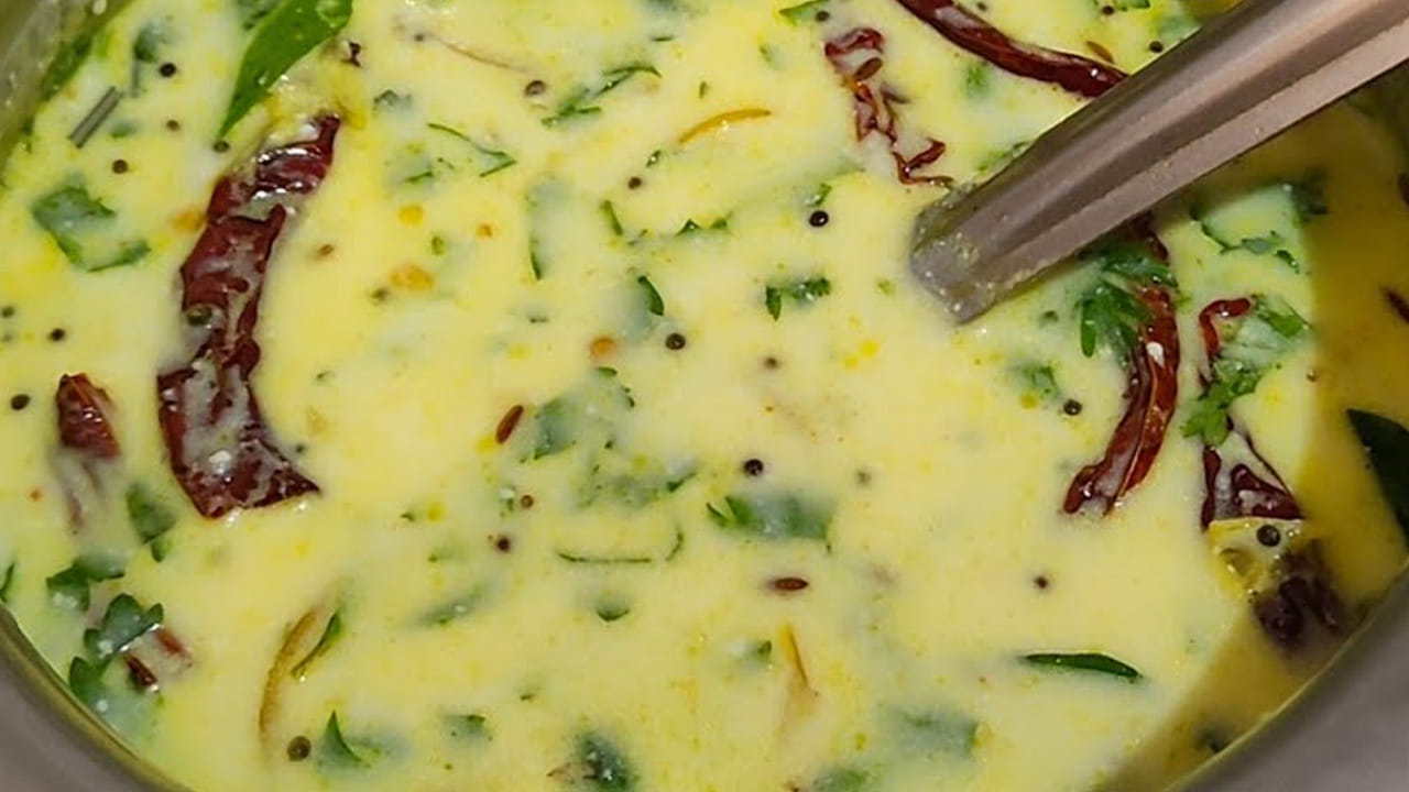 ఇక ఇప్పుడు మిశ్రమాన్ని తీసుకుని దానిలో అర టీ స్పూన్ పసుపు వేసి స్పూన్ తో బాగా కలిపి ఆ తర్వాత పచ్చిమిర్చి ముక్కలు , ఒక కప్పు ఉల్లిపాయ ముక్కలు వేసి బాగా మిక్స్ అయ్యేలా కలుపుకోవాలి.