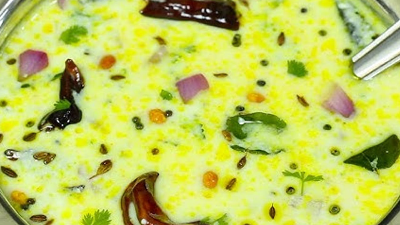 చివర్లో పెరుగు మిశ్రమం తాలింపులో కలిసిపోయాక కొత్తిమీర వేసి గరిటేతో బాగా కలుపుకోవాలి. ఇలా చేస్తే అదిరిపోయే టేస్టీ వస్తుంది. మీరు కూడా మీ ఇంట్లో ఒకసారి ట్రై చేయండి. ఇది సద్దన్నంతో తింటే టేస్టీగా ఉంటుంది.