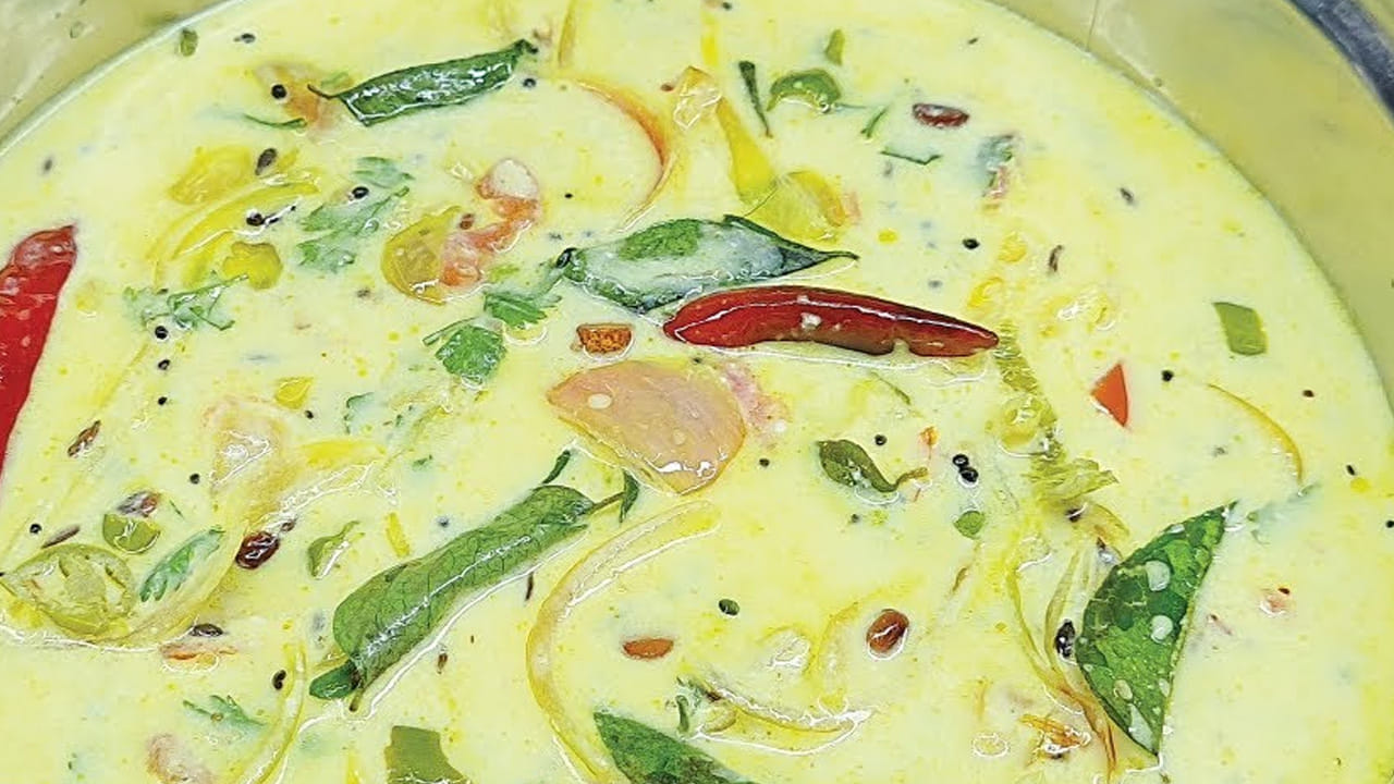 కావాల్సిన పదార్ధాలు : పెద్ద ఉల్లిపాయలు , 5 కప్పుల పెరుగు, 7 పచ్చిమిరపకాయలు , ఒక టీ స్పూన్ ఉప్పు, అర టీ స్పూన్ పసుపు, కొత్తిమీర, అర కప్పు నూనె, పావు టీ స్పూన్, ఆవాలు, జీలకర్ర, కరివేపాకులు తీసుకోవాలి.