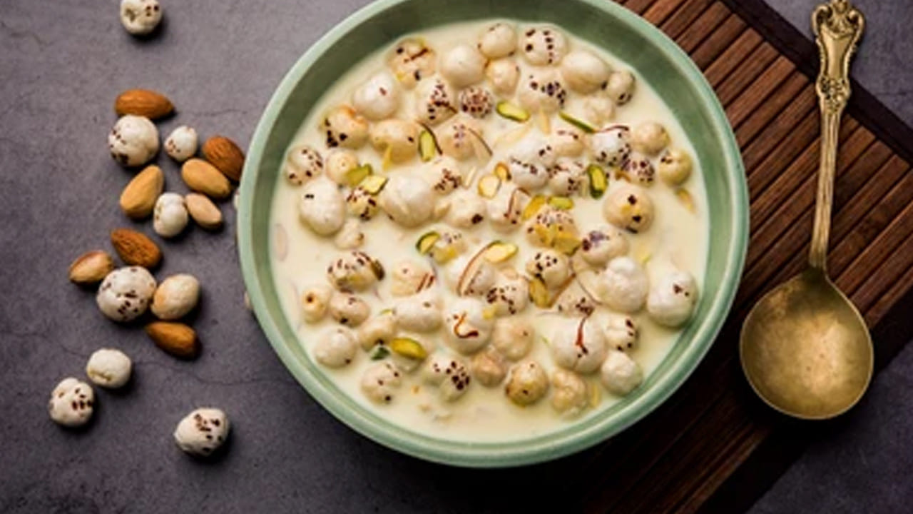 మఖానాలో ఫైబర్ ఎక్కువగా ఉంటుంది. దీనిని పాలతో తీసుకోవడం వల్ల కడుపు నిండుగా అనిపించి, అనవసరమైన ఆకలిని తగ్గిస్తుంది. తద్వారా బరువు తగ్గడం సులభమవుతుంది. ఇందులో సోడియం తక్కువగా, పొటాషియం ఎక్కువగా ఉండటం వల్ల రక్తపోటును (BP) నియంత్రిస్తుంది. ఇది గుండె పనితీరును మెరుగుపరుస్తుంది.