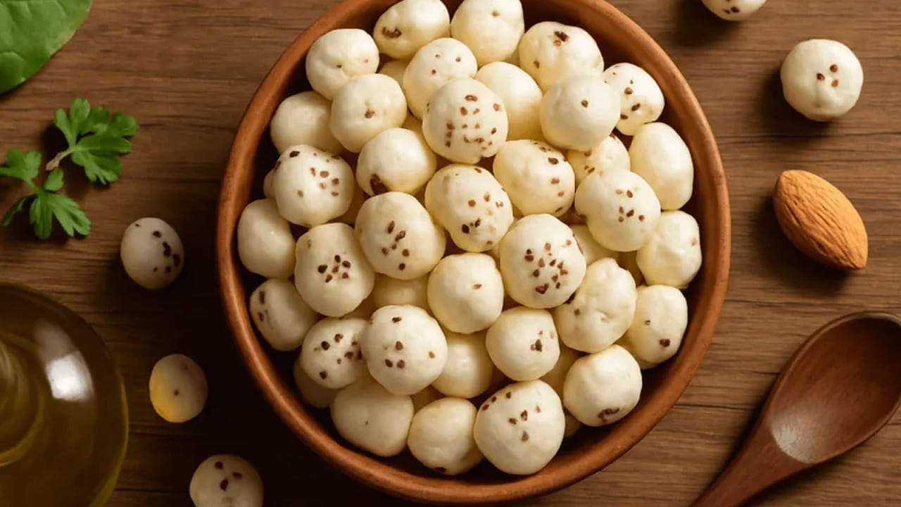 మధుమేహ నియంత్రణ: మఖానాలో గ్లైసెమిక్ ఇండెక్స్ తక్కువగా ఉంటుంది. ఇది రక్తంలో చక్కెర స్థాయిలు అకస్మాత్తుగా పెరగకుండా చూస్తుంది. రాత్రి పడుకునే ముందు వేడి పాలతో మఖానా తీసుకుంటే ఒత్తిడి తగ్గి, ప్రశాంతమైన నిద్ర పడుతుంది.