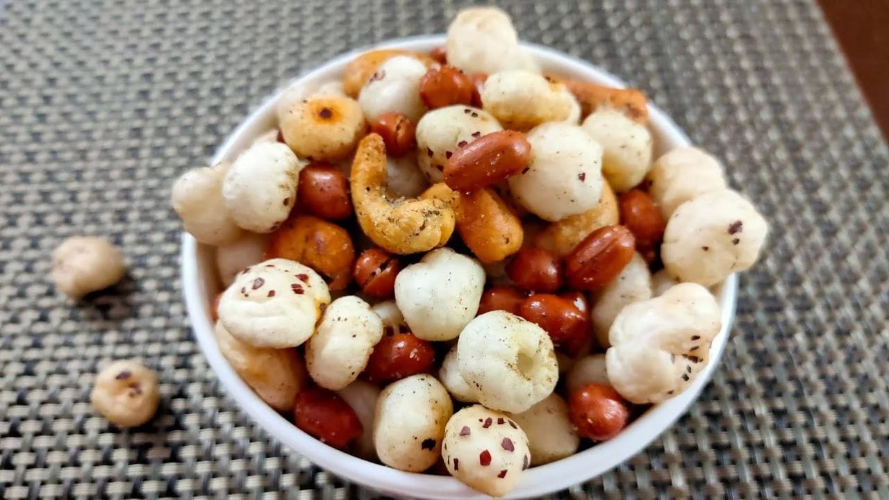 ఈ మధ్య కాలంలో చాలా మంది స్లిమ్గా, అందంగా కనిపించాలని కోరుకుంటున్నారు. ఇందుకోసం జిమ్కు వెల్లడం, డైట్స్ ఫాలో అవ్వడం చేస్తున్నారు. ఈ డైట్లో త్వరగా బరువు తగ్గాలని కొంతమంది వేరుశెనగలు తీసుకుంటే, మరికొందరు మఖానాను ఇష్టపడుతారు. కానీ ఈ రెండింటిలో ఏది త్వరగా బరువు తగ్గడానికి ఎక్కువ ప్రయోజనకరంగా ఉంటుంది అనే దాని గురించి పోషకాహార నిపుణురాలు స్నేహ పరంజాపే కొన్ని ఆసక్తికర విషయాలు వెల్లడించారు.