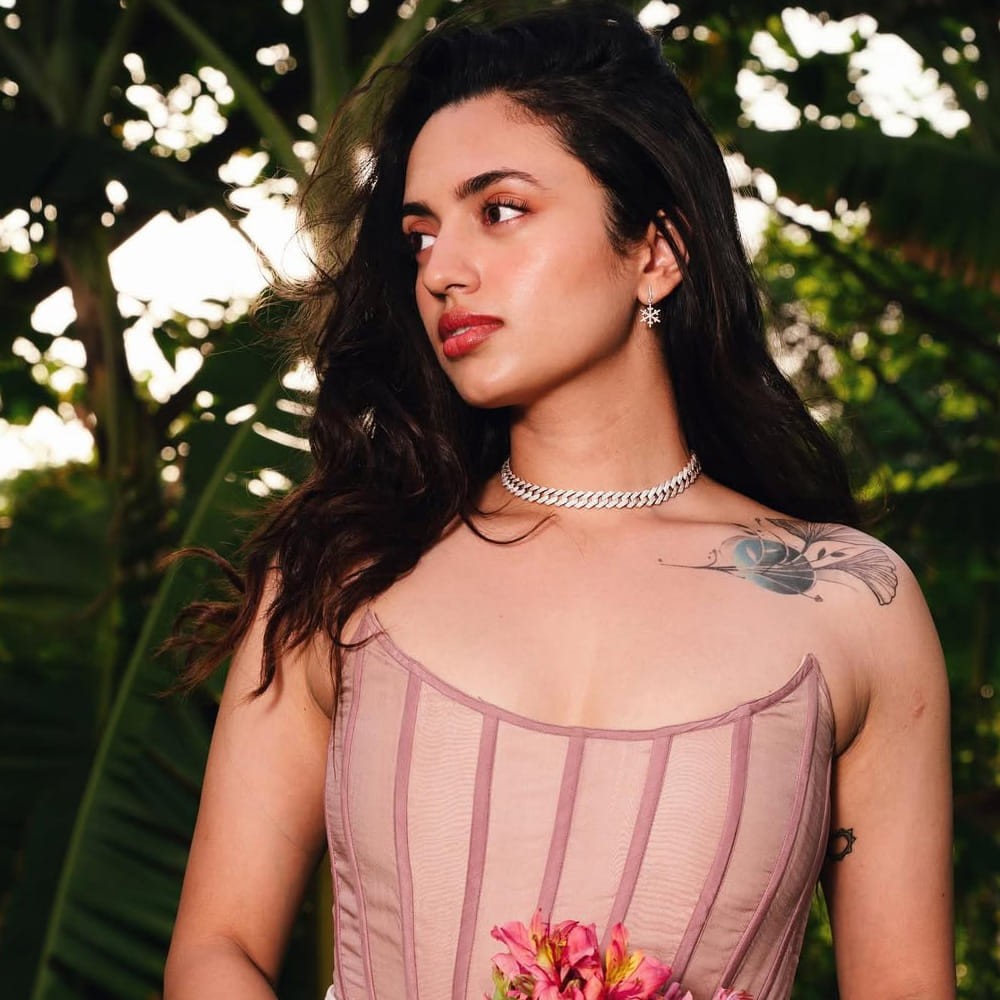 ఆమె మరెవరో కాదండి హీరోయిన్ మాళవిక నాయర్. ప్రస్తుతం శర్వానంద్ సరసన బైకర్ చిత్రంలో నటిస్తుంది. ఢిల్లీలో జన్మించిన ఈ అమ్మడు కొచ్చిలో పెరిగింది. చిన్నప్పటి నుంచే సైన్స్ సబ్జెక్టుపై ఇష్టం పెంచుకున్న ఈ అమ్మడు.. ఆస్ట్రోనాట్ (వ్యోమగామి)కావాలని కలలు కనేవారట. స్కూల్ రోజుల్లోనే స్విమ్మింగ్ లో పతకాలు సాధించిందట.