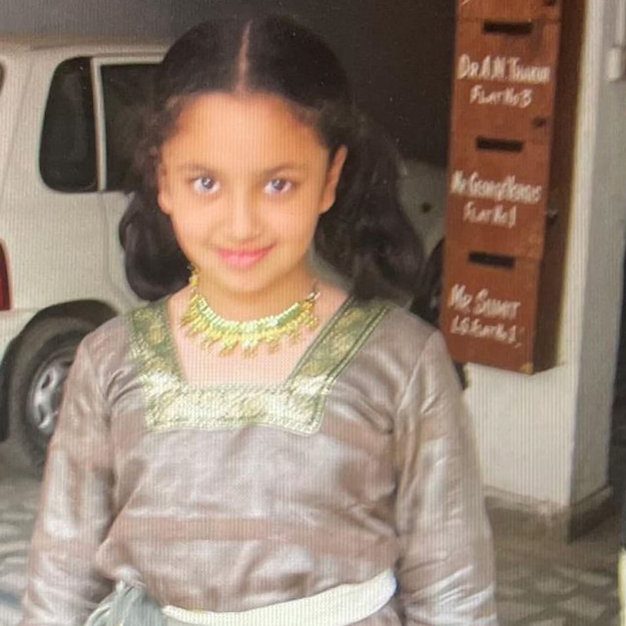 సినీరంగుల ప్రపంచంలో తనకంటూ ప్రత్యేక గుర్తింపు సంపాదించుకుంది ఈ ముద్దుగుమ్మ. మొదటి సినిమాతోనే అందం, అభినయంతో అందరి దృష్టిని కట్టిపడేసింది. కేవలం కమర్షియల్ చిత్రాలకే పరిమితం కాకుండా.. పాత్రలో లోతు ఉన్న కథలను ఎంచుకుంటూ నటిగా అడియన్స్ హృదయాలు గెలుచుకుంది. ఇంతకీ ఈ హీరోయిన్ ఎవరో తెలుసా.. ?