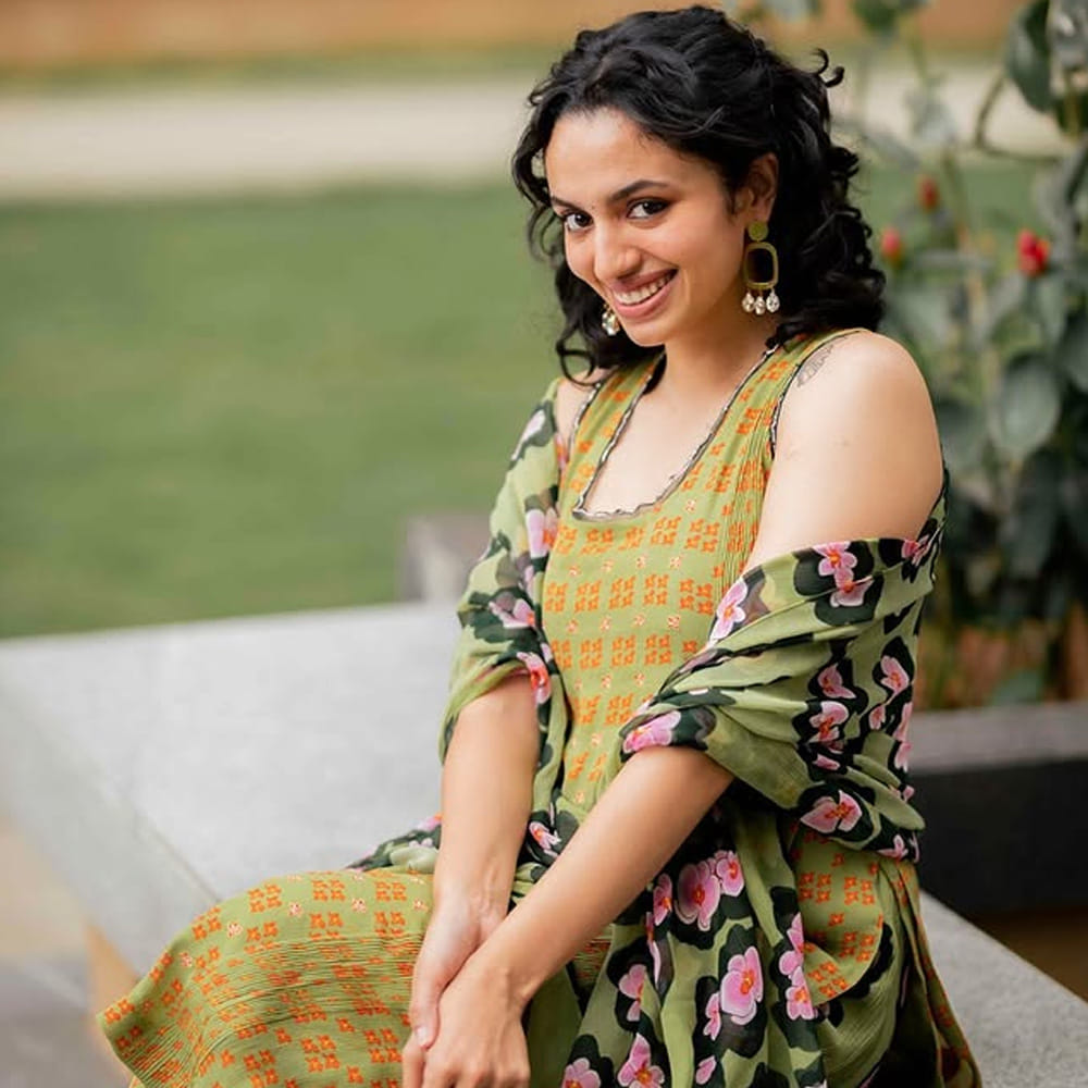 మాళవిక నాయర్ తండ్రికి నటుడిగా కావాలనే కోరిక ఉండేదట. తనకు ఆ కోరిక తీరకపోవడంతో తన కుమార్తెను వెండితెరపై చూడాలని ఆశపడ్డారట. మోడలింగ్ రంగంలోకి అడుగుపెట్టి సినిమాల్లో ఎంట్రీ ఇచ్చింది. ఆమె ఫోటోస్ చూసిన డైరెక్టర్ నాగ్ అశ్విన్ స్వయంగా ఫోన్ చేసి ఎవడే సుబ్రహ్మణ్యం కథను పంపించారని... ఆ కథ విన్న తన తండ్రి కచ్చితంగా సినిమా చేయాలని చెప్పడంతో తెలుగు తెరకు పరిచయమయ్యారు.