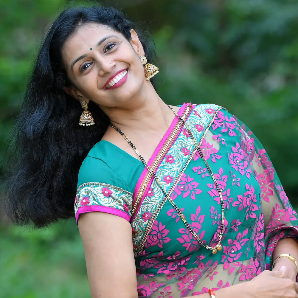 కరోనా సమయంలో ఆమె చేసిన టిక్ టాక్ వీడియోలు బాగా పాపులర్ అయ్యాయి. ఆ వీడియోలు చూసే ఆమెను ఈ సినిమా కోసం సెలక్ట్ చేసుకున్నారు. మానసి సుధీర్ వయసు 35 ఏళ్ళు. కానీ కాంతార సినిమాలో 39ఏళ్ల వయసున్న రిషబ్ శెట్టికి ఆమె తల్లిగా నటించింది. ఇక కాంతార సినిమా తర్వాత మానసి సుధీర్ కు వరుస ఆఫర్లు వెల్లువెత్తాయి. కాగా మానసి సుధీర్ బ్యూటిఫుల్ ఫోటోలు ఇప్పుడు సోషల్ మీడియాలో వైరల్ అవుతున్నాయి.