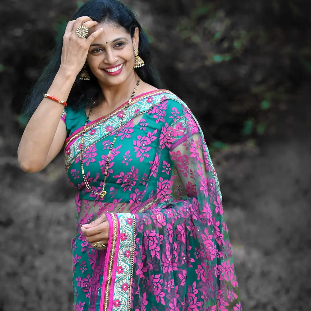 ఆమె పేరు మానసి సుధీర్ . కాంతార సినిమాలో హీరో తల్లి కమల అనే పాత్రలో నటించింది. సినిమాలో ఆమె చాలా వయసున్న పాత్రలో నటించింది కానీ బయట చాలా యంగ్. సినిమా ఈమె నటనను చూసి అంతా ఈమెను సీనియర్ నటి అని కూడా అనుకుంటున్నారు. కానీ కాదు. ఆమె టిక్ టాక్ వీడియోలు చేస్తూ ఉండేది.