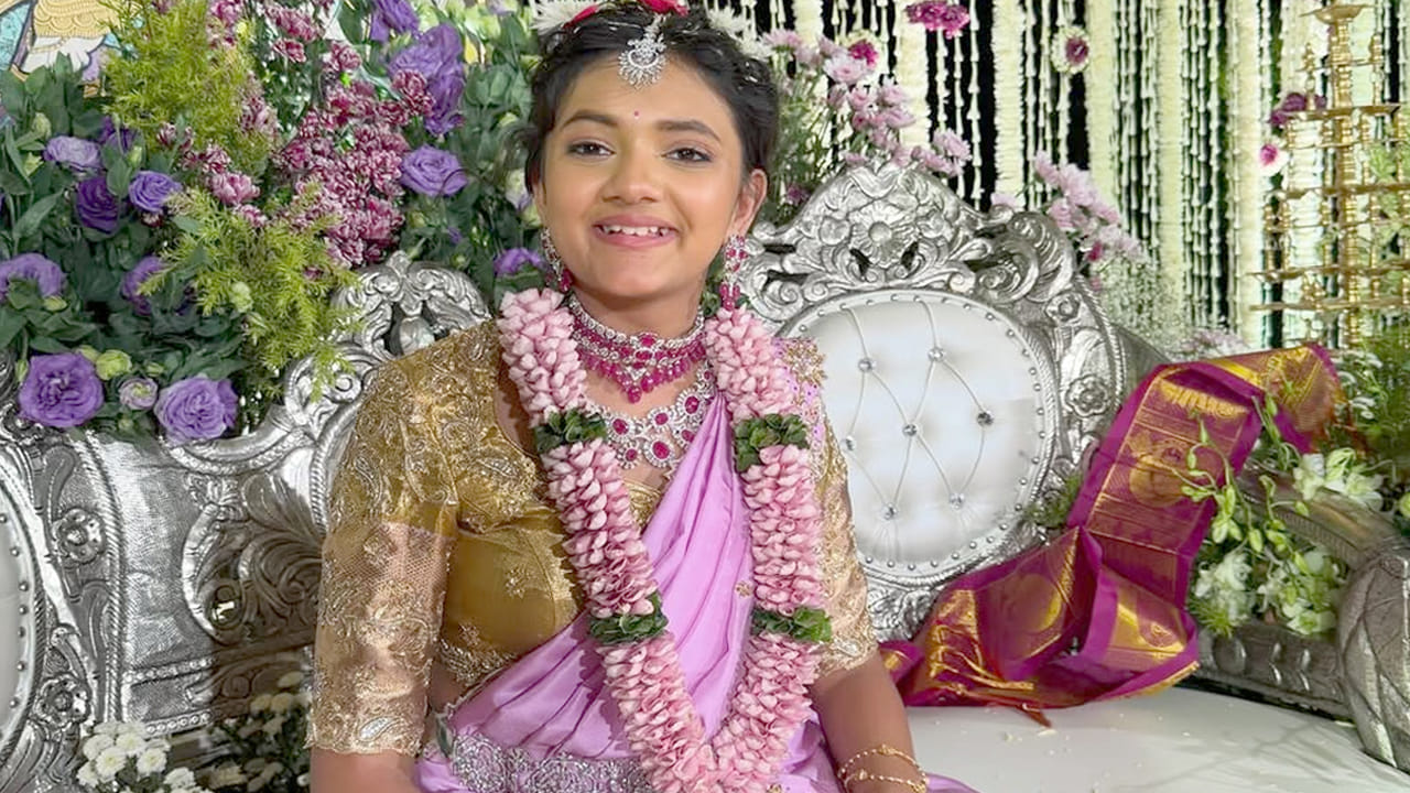  కేవలం కుటుంబ సభ్యులు, బంధుమిత్రులు, స్నేహితులు,  సన్నిహితుల మధ్యే మంచు లక్ష్మి కూతురు విద్య నిర్వాణ ఓణీల వేడుకను నిర్వహించారు.
