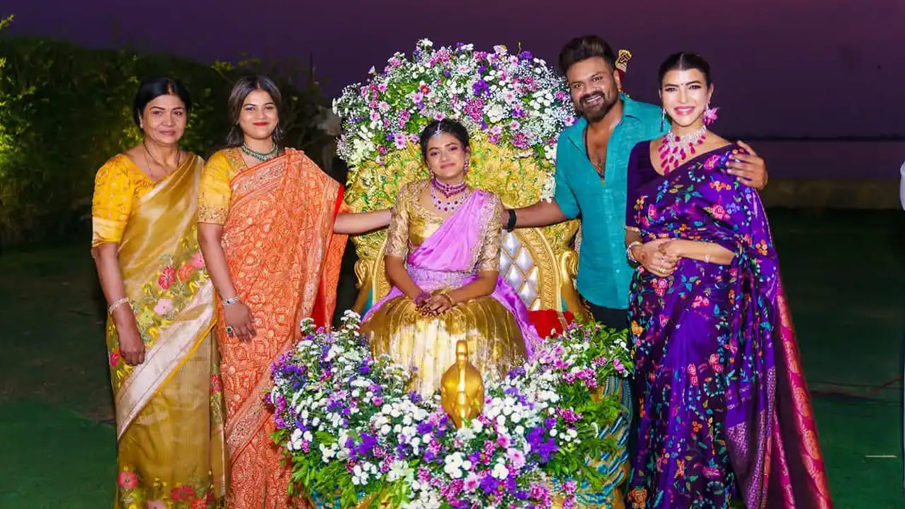 టాలీవుడ్ ప్రముఖ నటి, నిర్మాత మంచు లక్ష్మి ఏకైక కుమార్తె విద్యా నిర్వాణ ఓణీ వేడుక (హాఫ్ శారీ ఫంక్షన్) ఇటీవల హైదరాబాద్లోని ఓ రిసార్టులో అంగరంగ వైభవంగా జరిగింది. కుటుంబ సభ్యులు, బంధువులు, స్నేహితులు, సన్నిహితులు ఈ వేడుకకు హాజరై విద్యా నిర్వాణను ఆశీర్వదించారు.