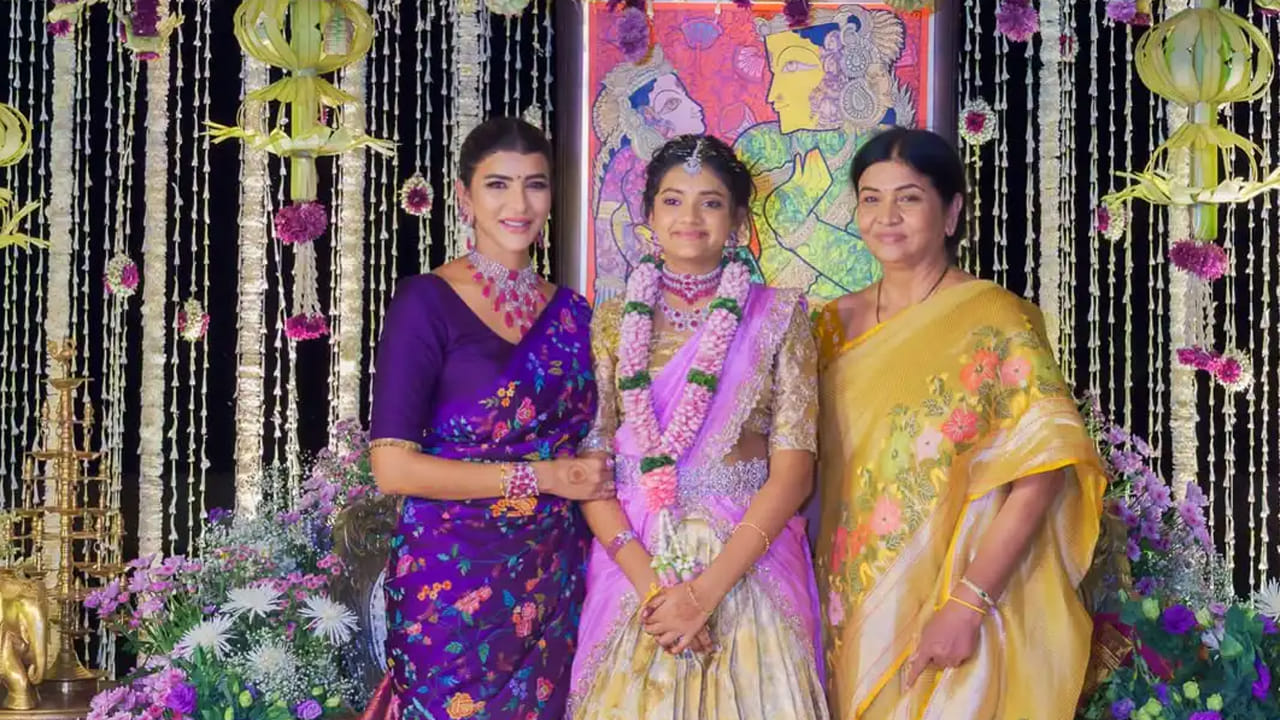 విద్యా నిర్వాణ ఓణీల వేడుకకు మంచు లక్ష్మీ తల్లి, అలాగే మనోజ్ భార్య భూమా మౌనికా రెడ్డి తదితరులు హాజరై చిట్టి తల్లిని మనసారా ఆశీర్వదించారు.ఈ సందర్భంగా మంచు లక్ష్మి తన కూతురు ఫంక్షన్ కు సంబంధించిన ఫొటోలను సోషల్ మీడియాలో పోస్ట్ చేస్తూ ఒక ఎమోషనల్ నోట్ పెట్టింది.