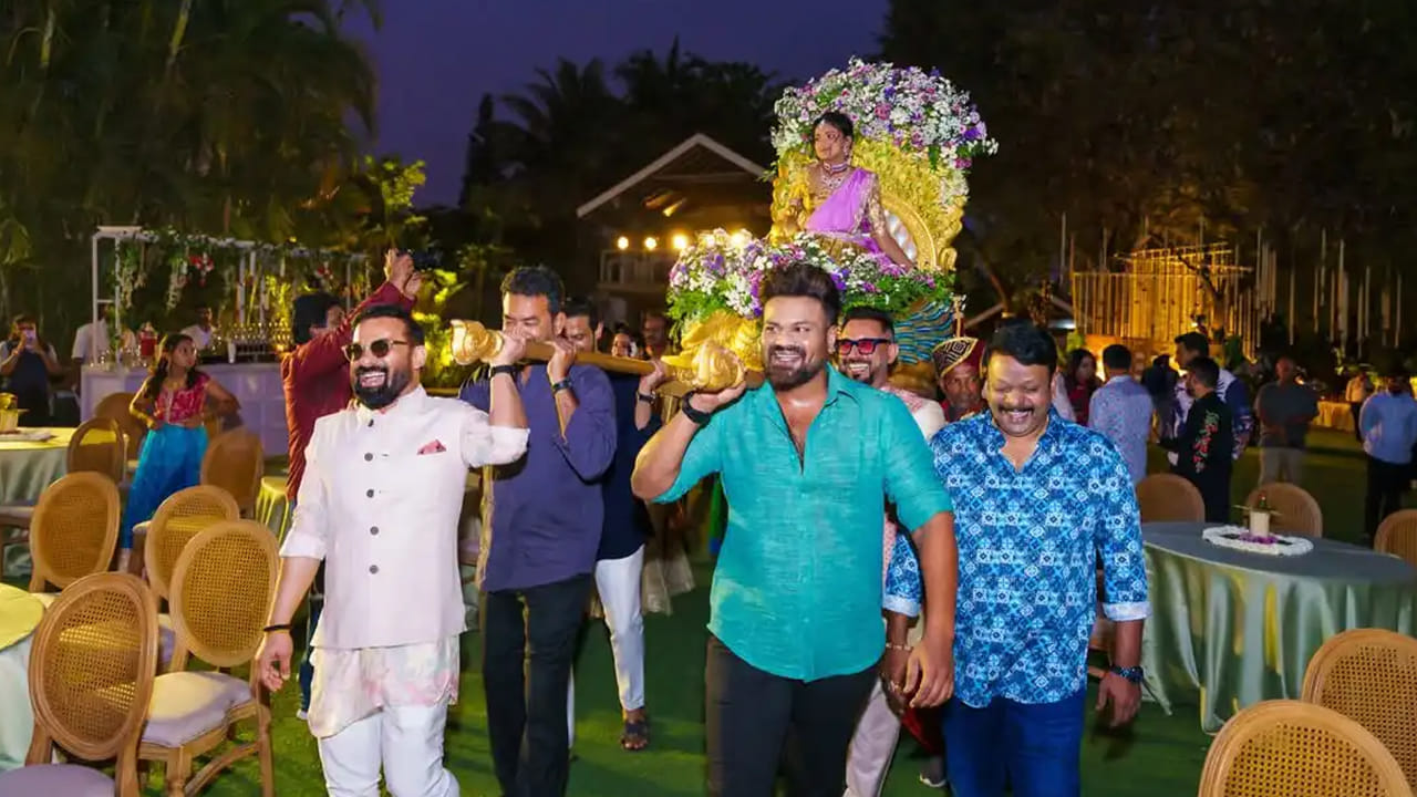 ఈ ఫొటోలను చూసిన సినీ అభిమానులు, నెటిజన్లు క్రేజీ కామెంట్స్ చేస్తున్నారు. సాంప్రదాయ దుస్తుల్లో విద్యా నిర్వాణ ఎంతో ముద్దుగా, అందంగా కనిపిస్తోందంటూ కాంప్లిమెంట్స్ ఇస్తున్నారు.