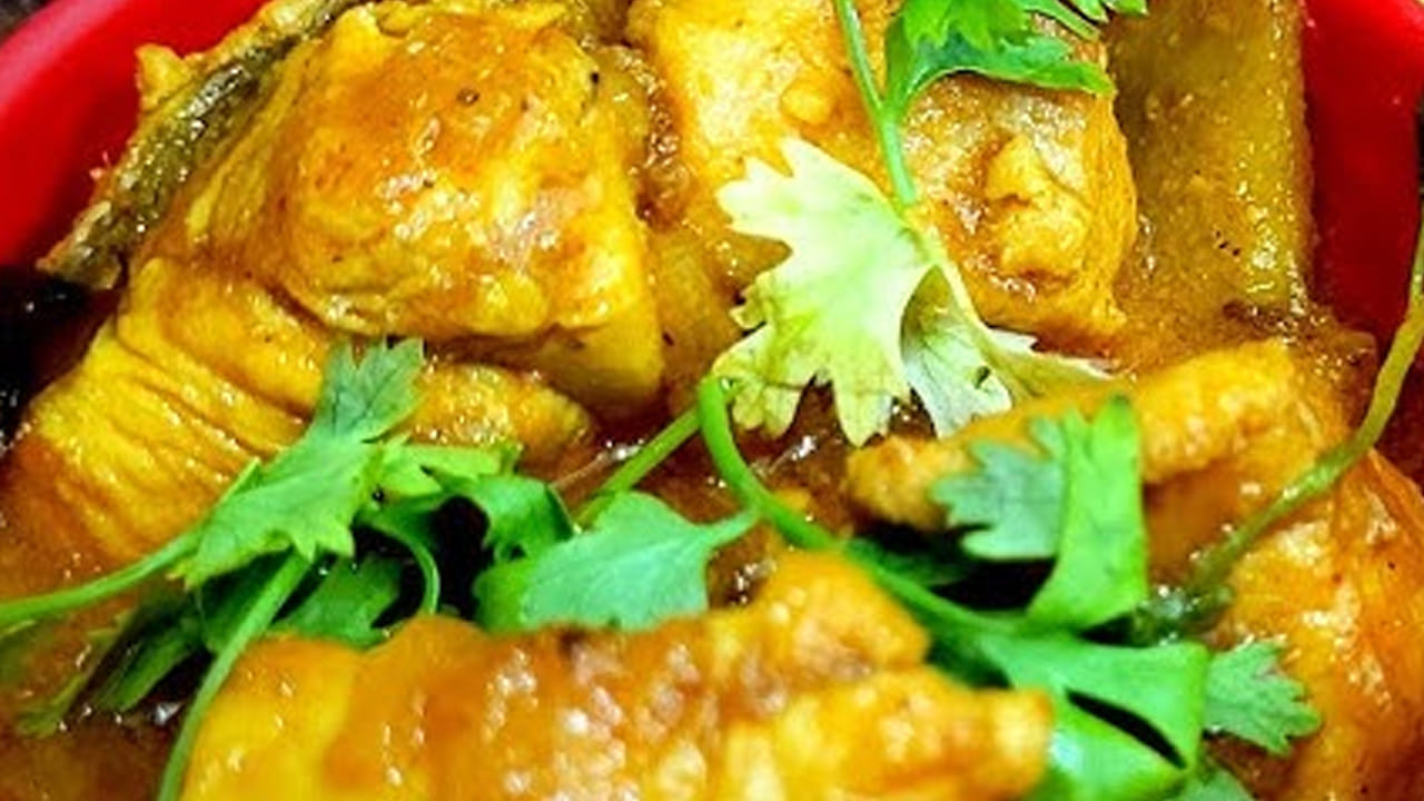 ముందుగా చికెన్ ముక్కలను తీసుకుని ఉప్పుతో బాగా  క్లీన్ చేసుకుని బాగా శుభ్రపరచుకోవాలి. ఆ తర్వాత వాటికి కొద్దిగా నిమ్మరసం,  పెరుగును పట్టించి  పక్కన పెట్టుకోవాలి. 