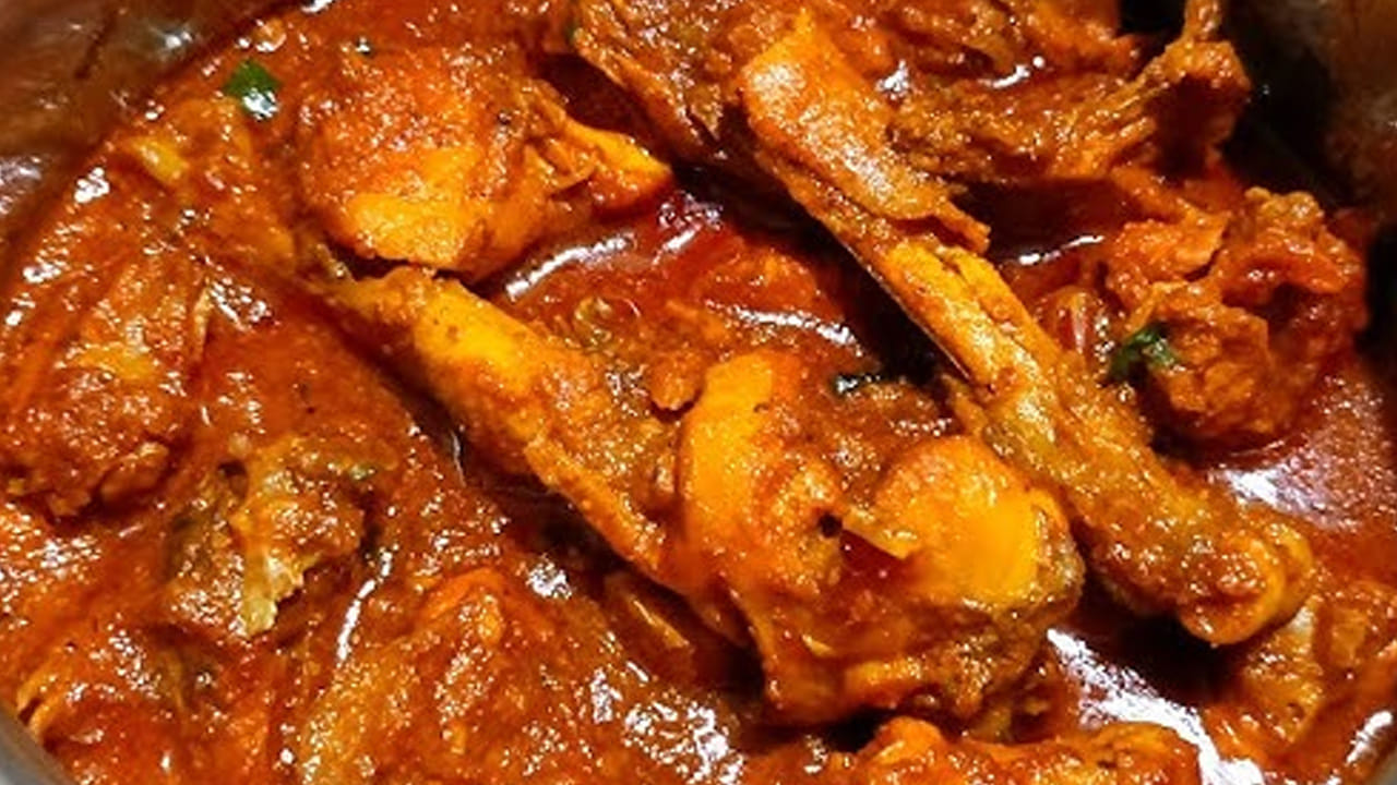 ఇప్పుడు స్టవ్ వెలిగించి పాన్ లో ఊరగాయ ఆయిల్ వేసి దానిలో అర టీ స్పూన్ జీలకర్ర, పది ఎండుమిర్చి, పది కరివేపాకు ఆకులు , ఉల్లిపాయలు ,టమాటాలు వేసి అవి మగ్గే వరకు స్టవ్ మీదే ఉంచి బాగా వేయించాలి.